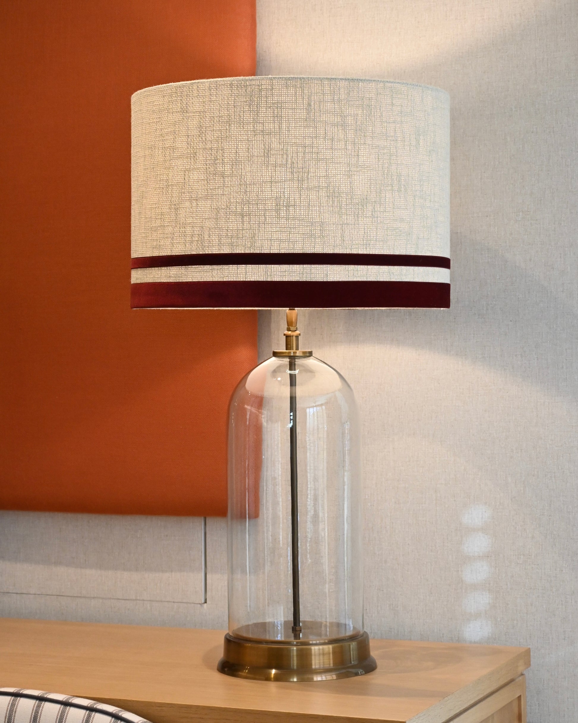 Lámpara de sobremesa en cristal con detalles dorados