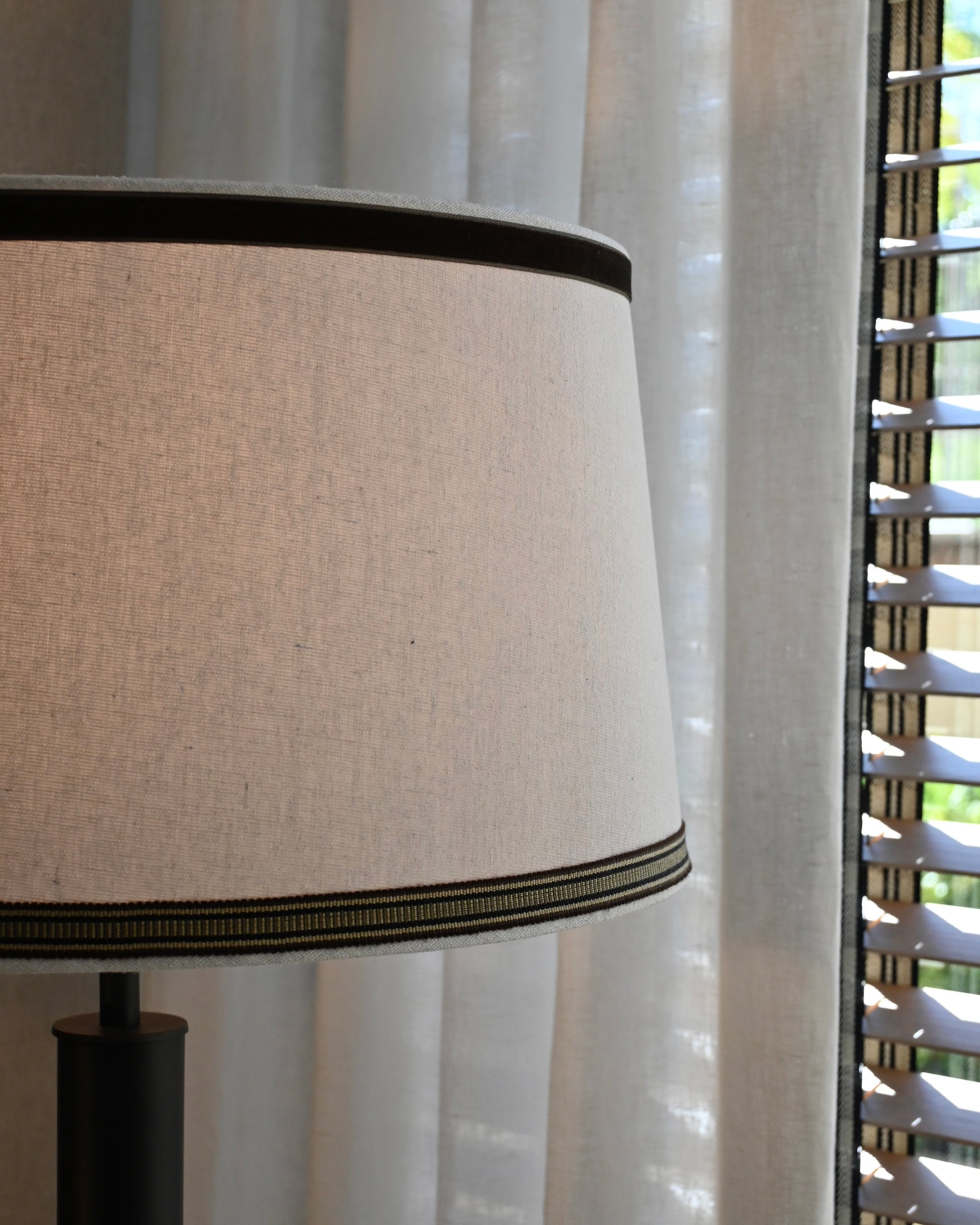 Pantalla lino con doble pasamanería 45Ø x 25h cm