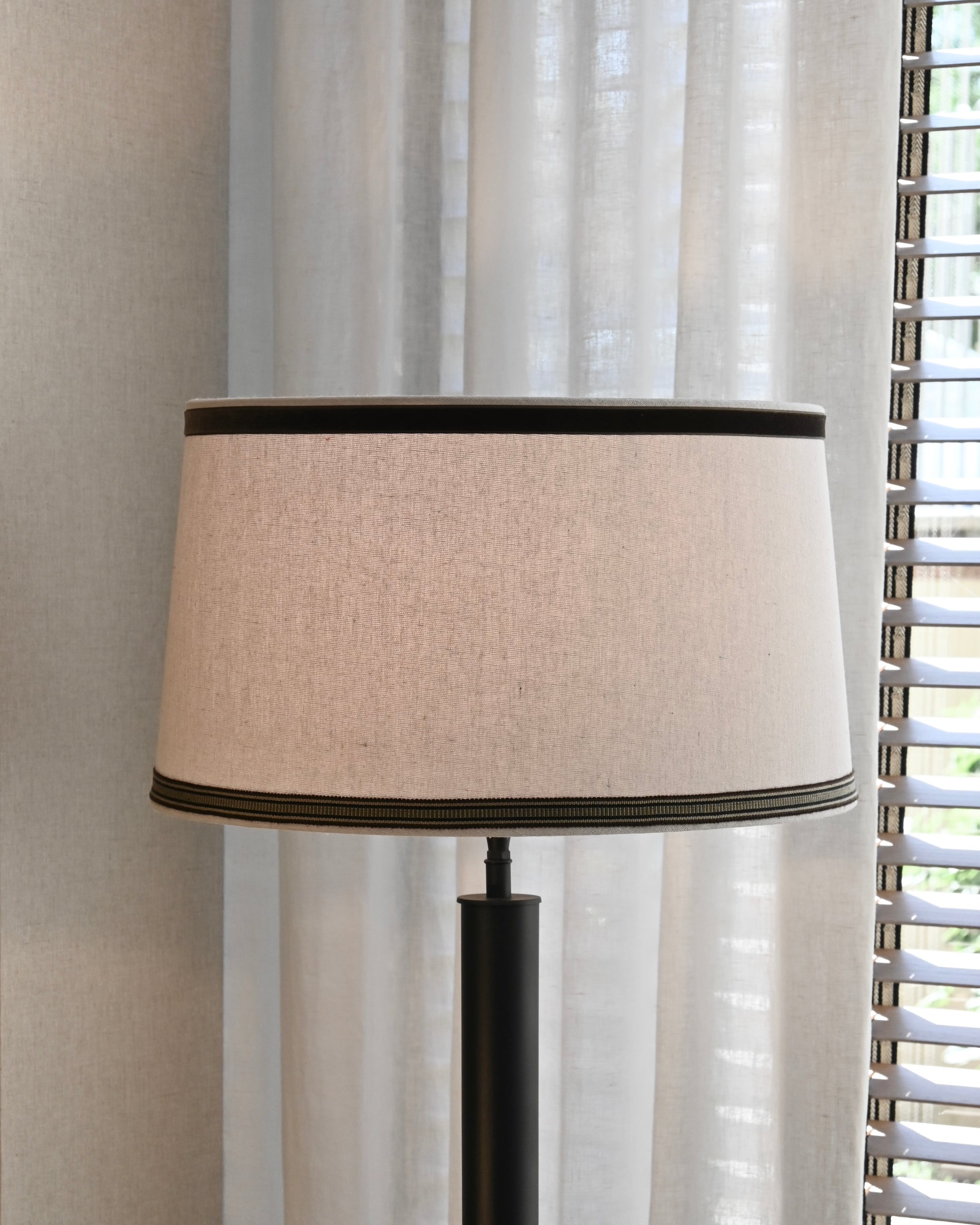 Pantalla lino con doble pasamanería 45Ø x 25h cm