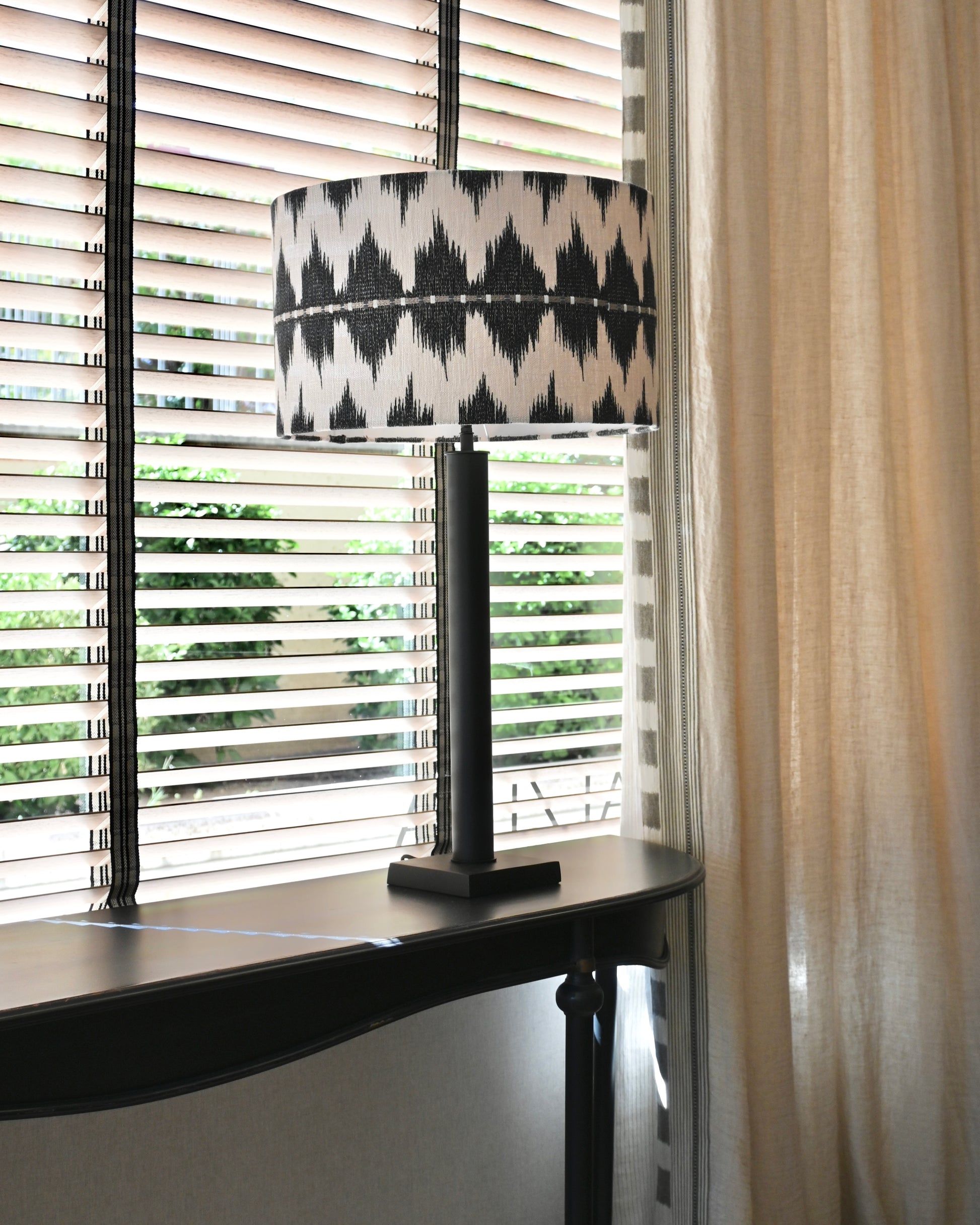 Consola en chapa negra con acabado envejecido