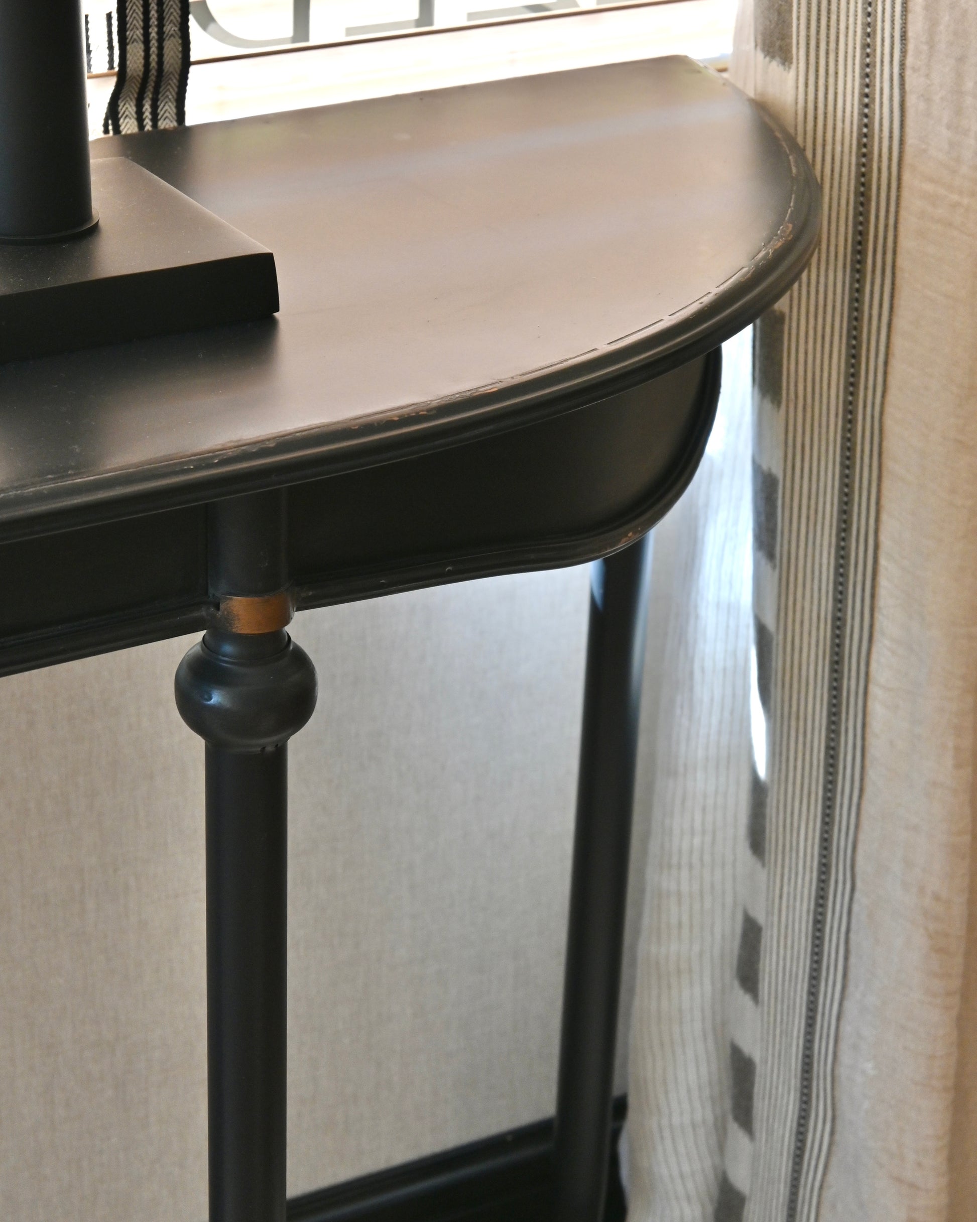 Consola en chapa negra con acabado envejecido