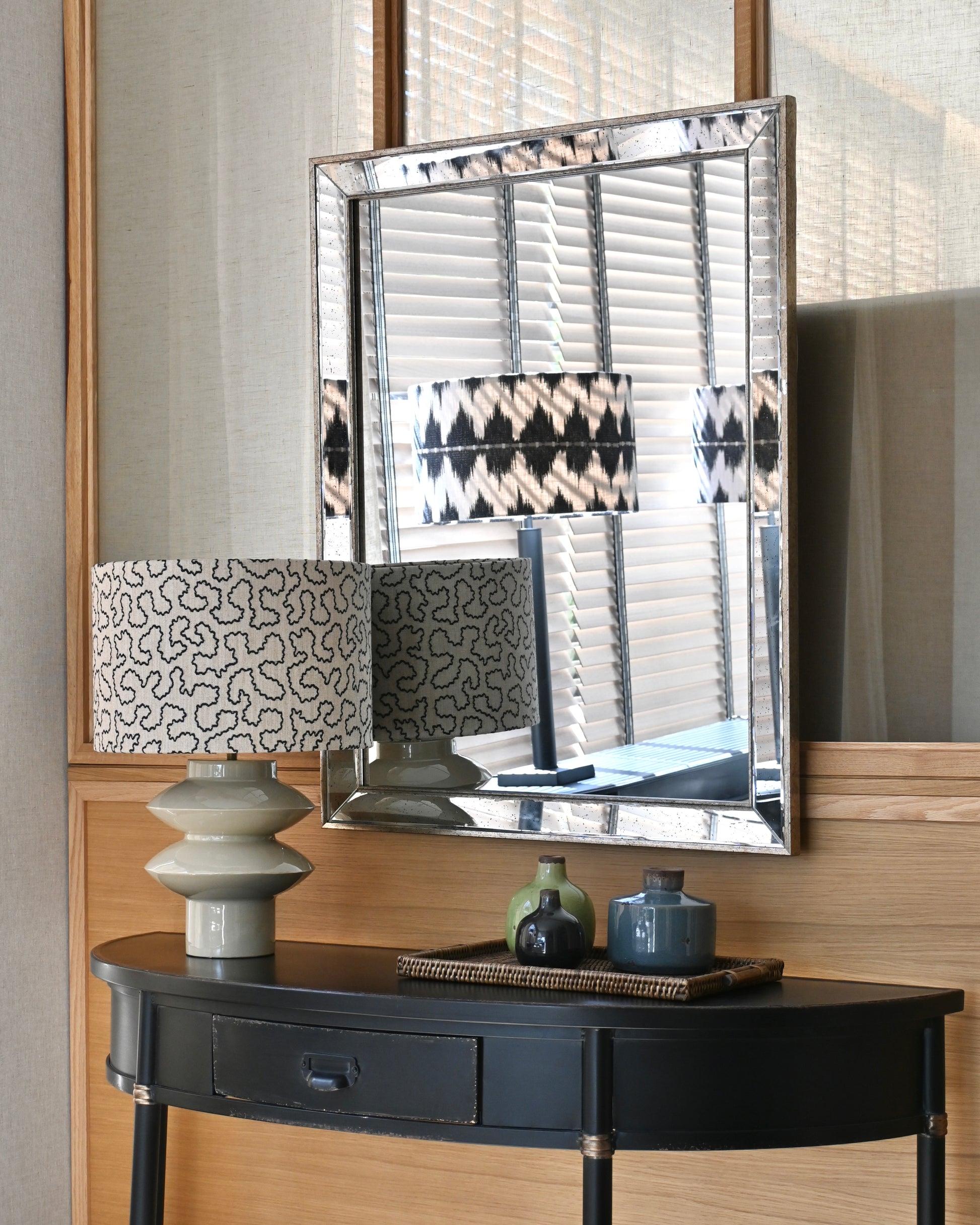 Consola semicircular en chapa negra con acabado envejecido.