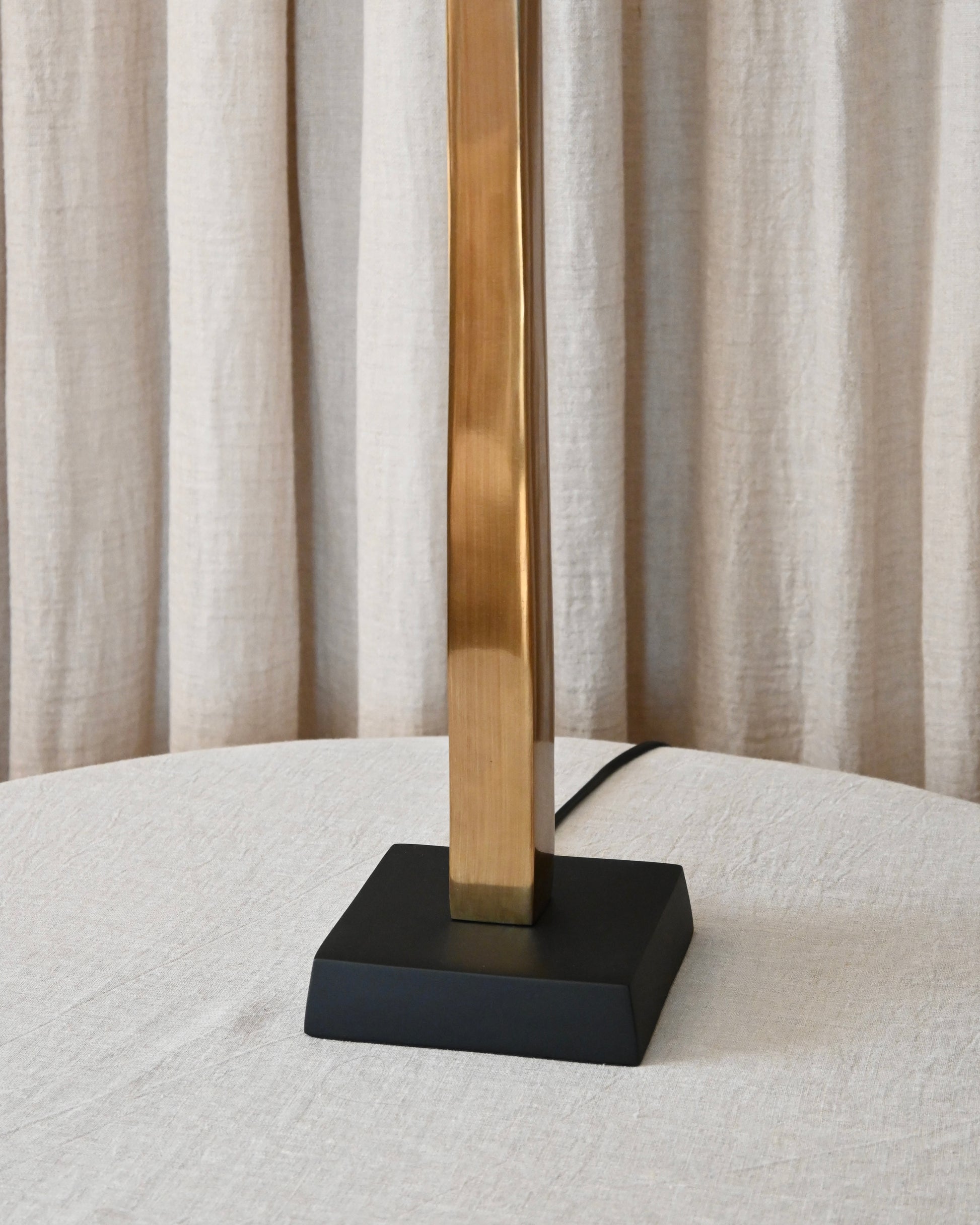 Lampara de latón con base negra