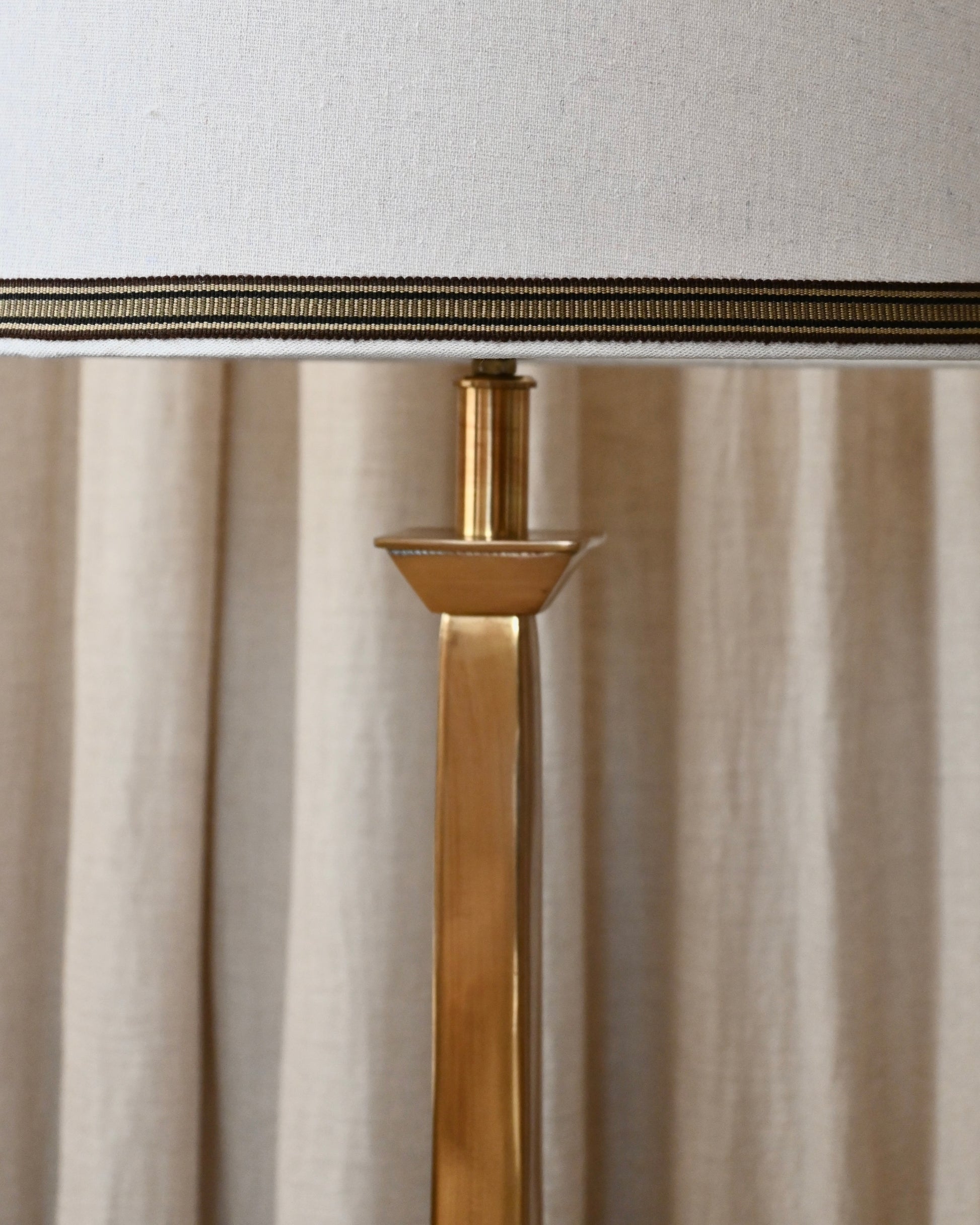 Lampara de latón con base negra