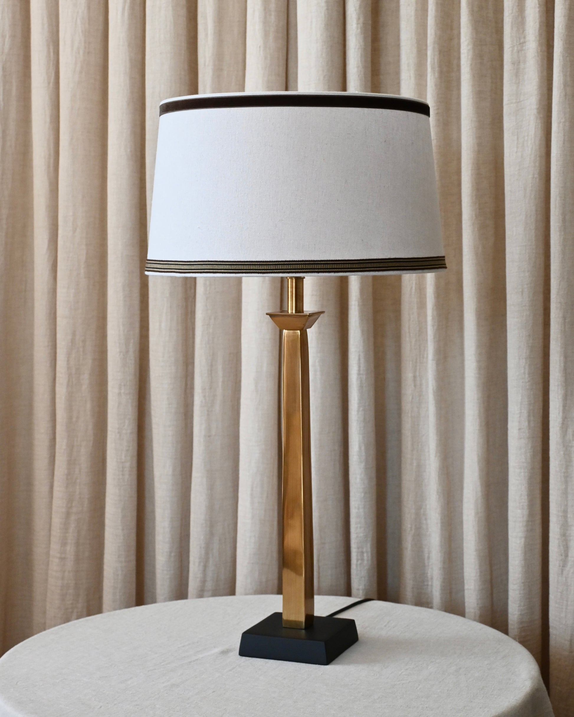 Lampara de latón con base negra