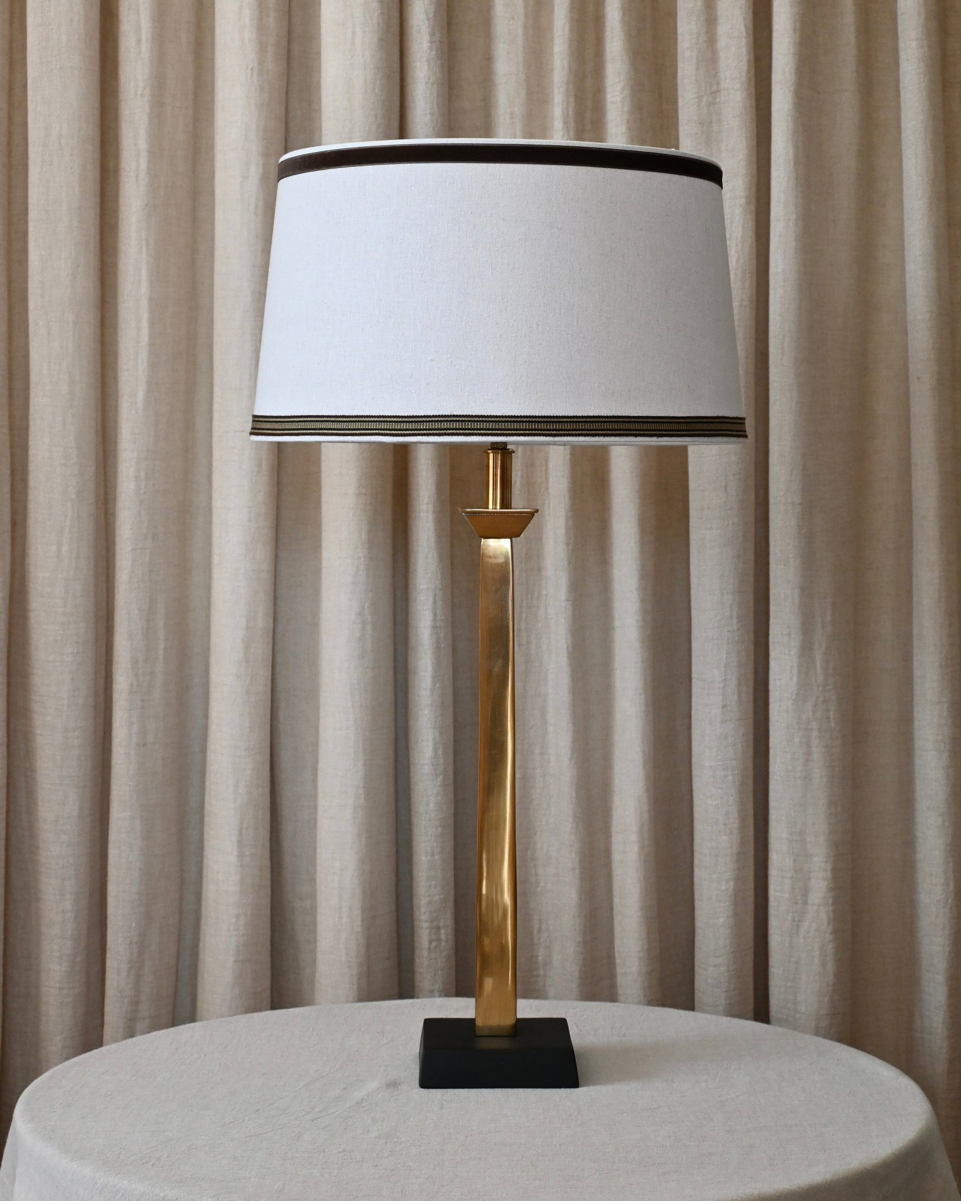 Lampara de latón con base negra