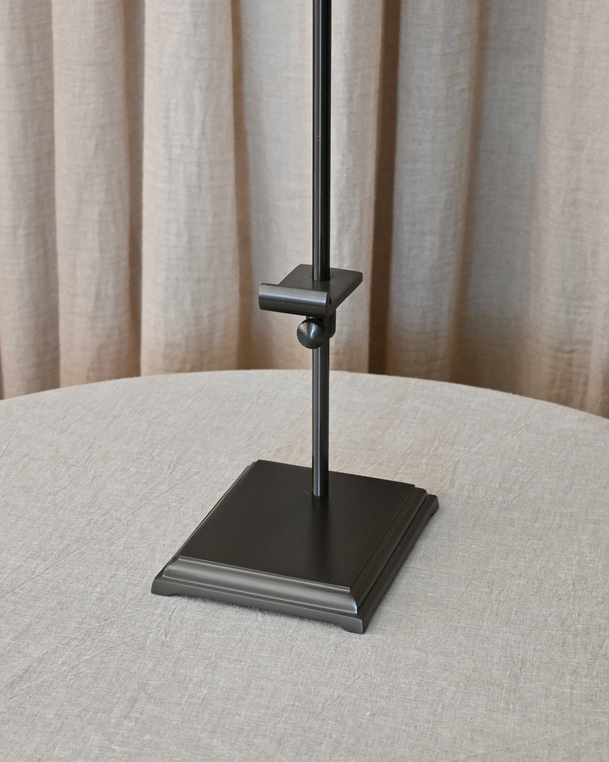 Portacuadros de latón oscurecido en negro