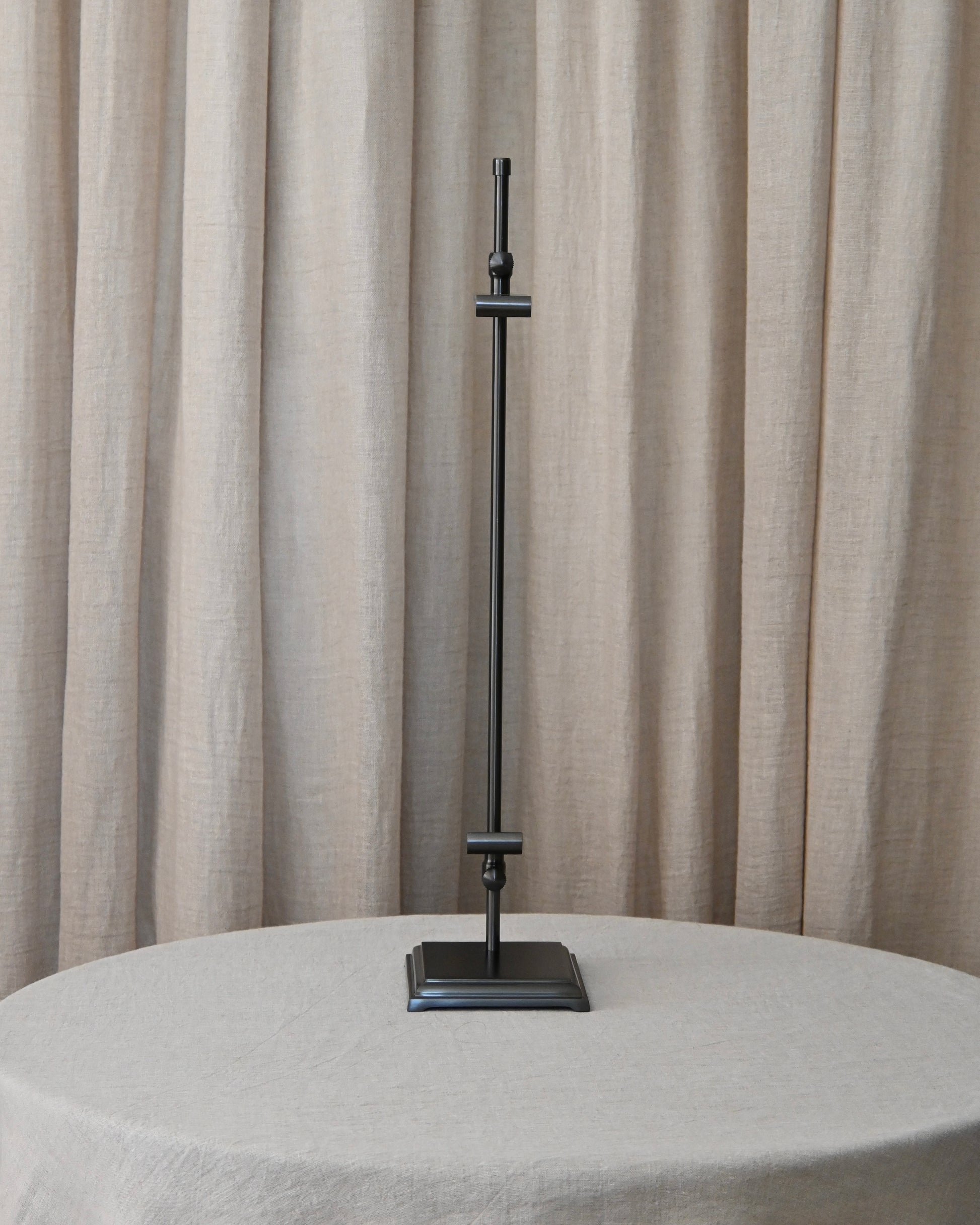 Portacuadros de latón oscurecido en negro