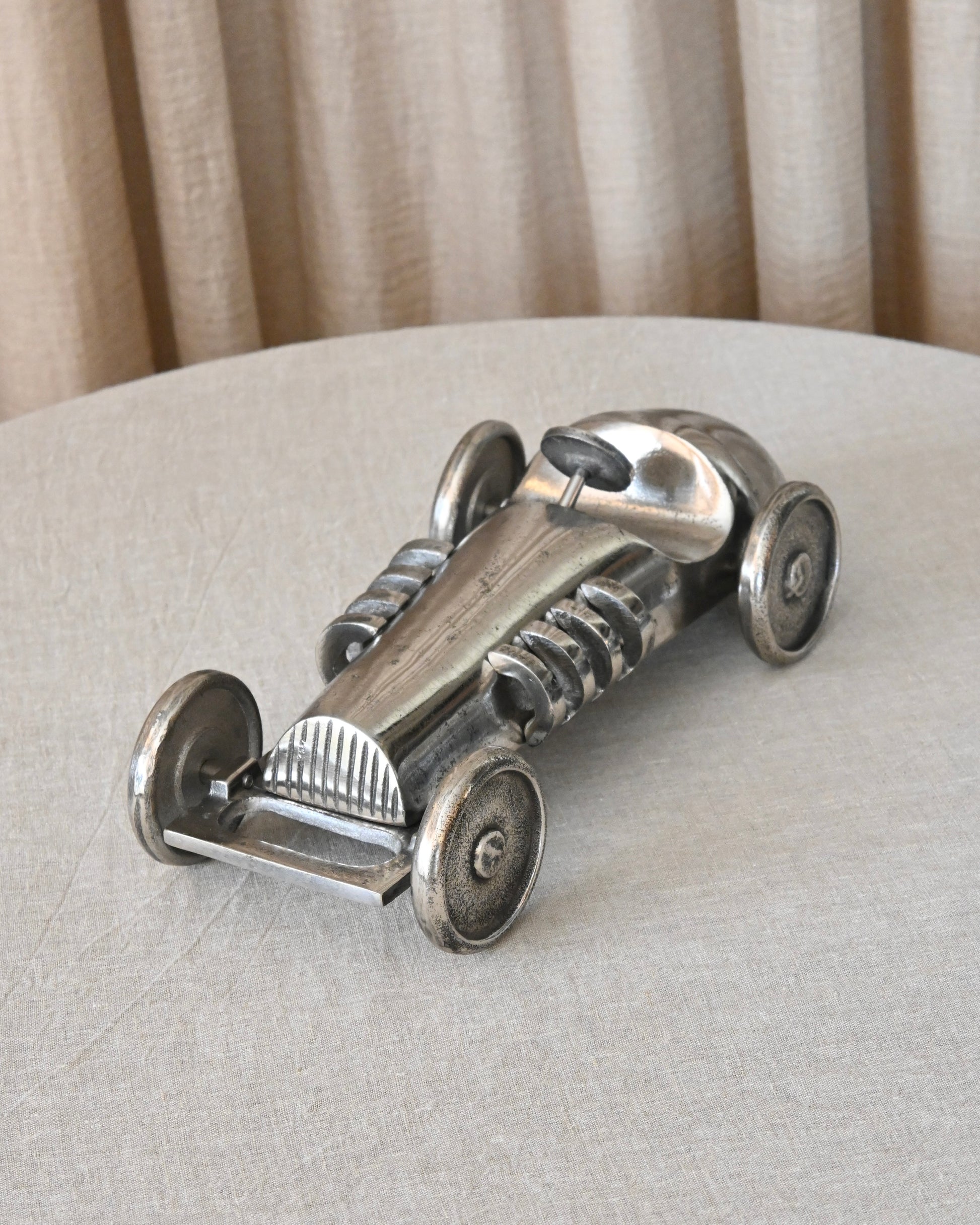 Coche decorativo de metal plateado