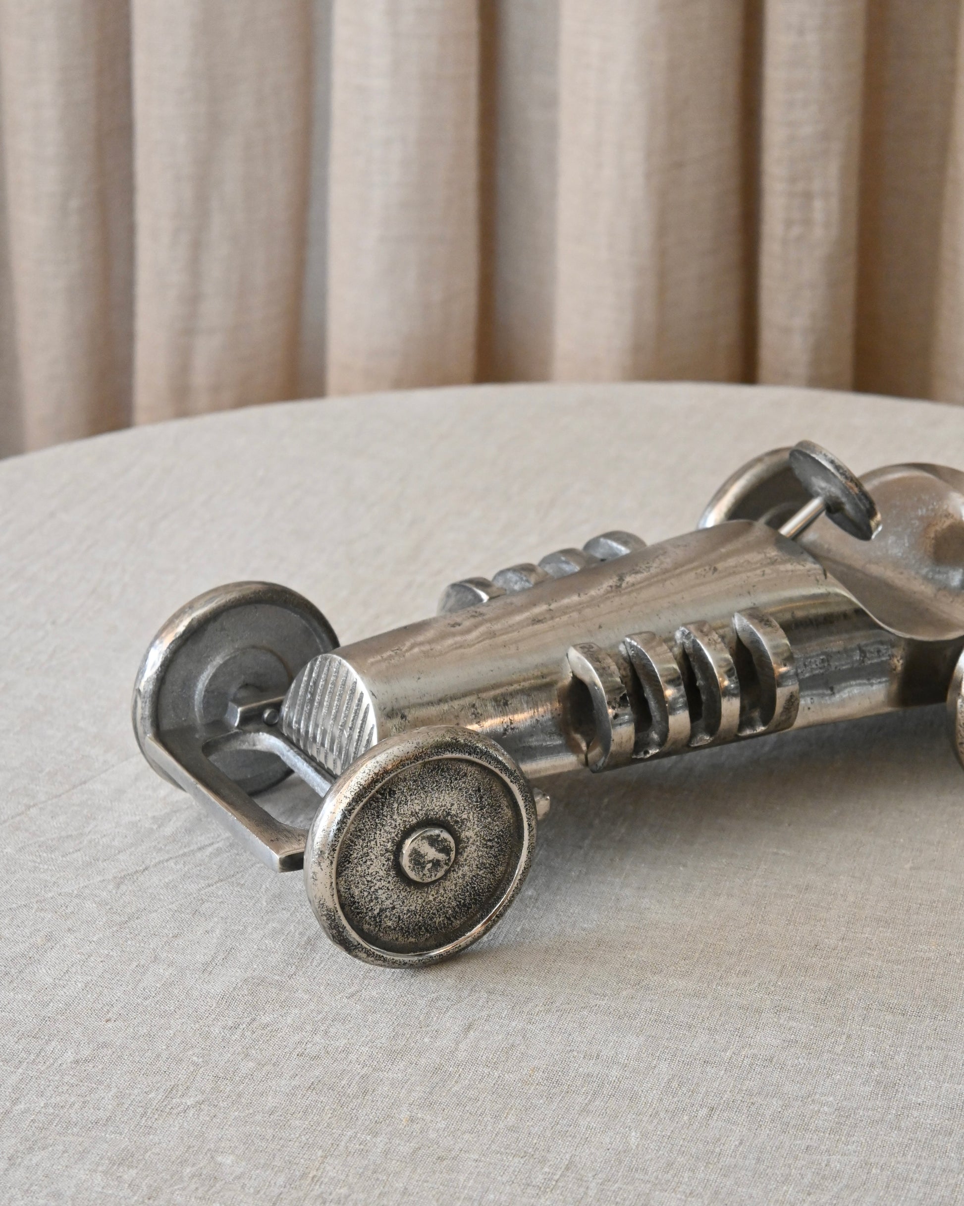 Coche decorativo de metal plateado