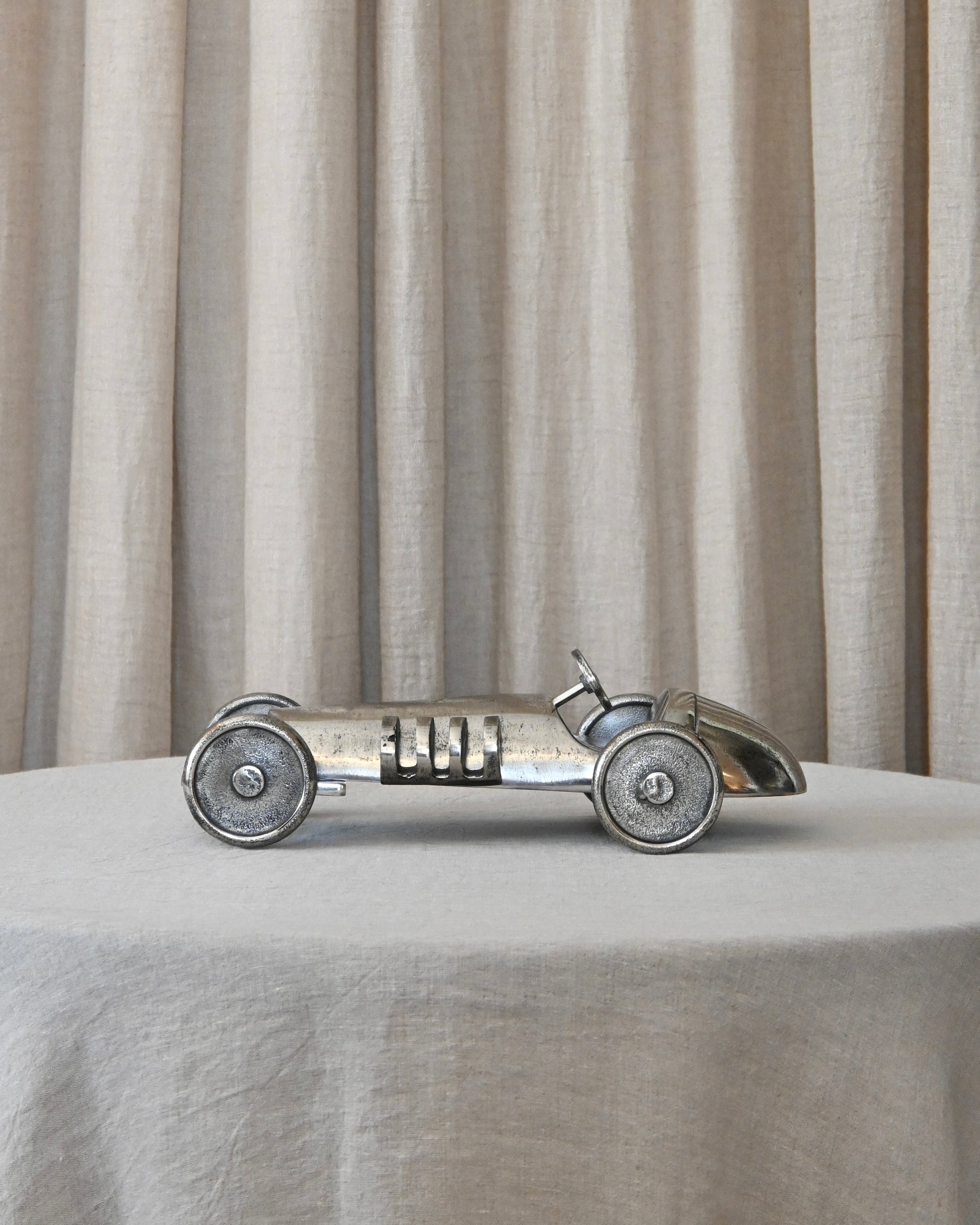 Coche decorativo de metal plateado