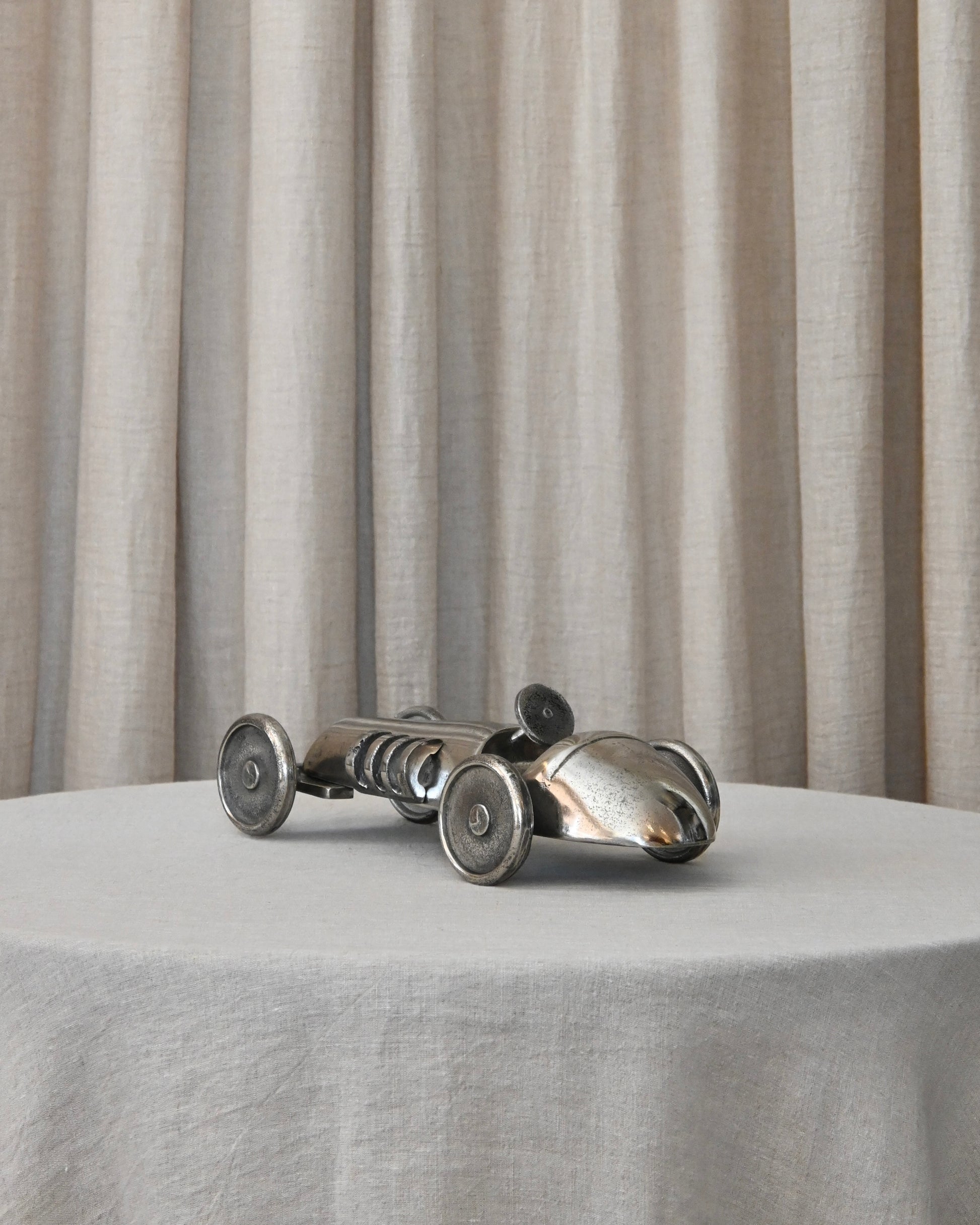 Coche decorativo de metal plateado