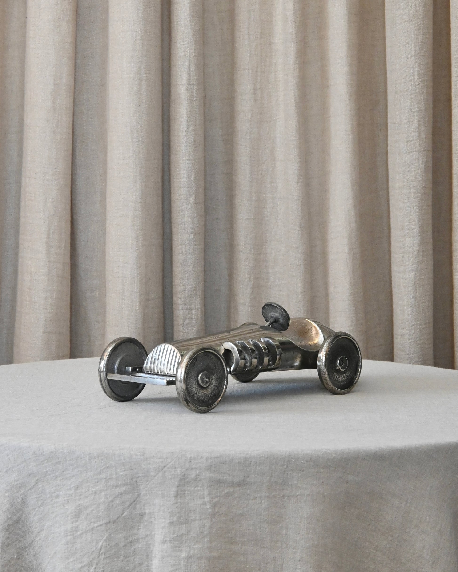 Coche decorativo de metal plateado