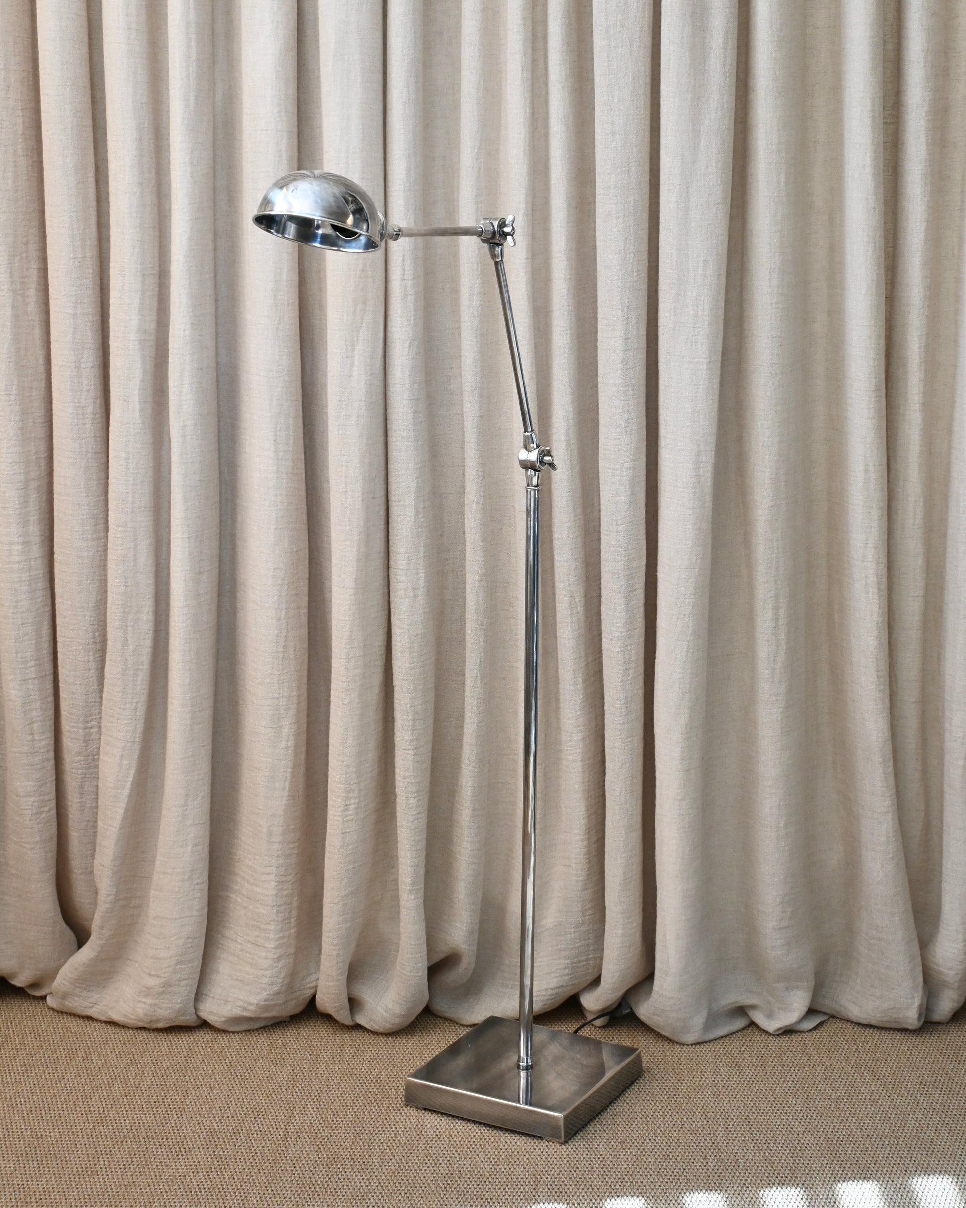 Lámpara de pie en latón con acabado pata vieja