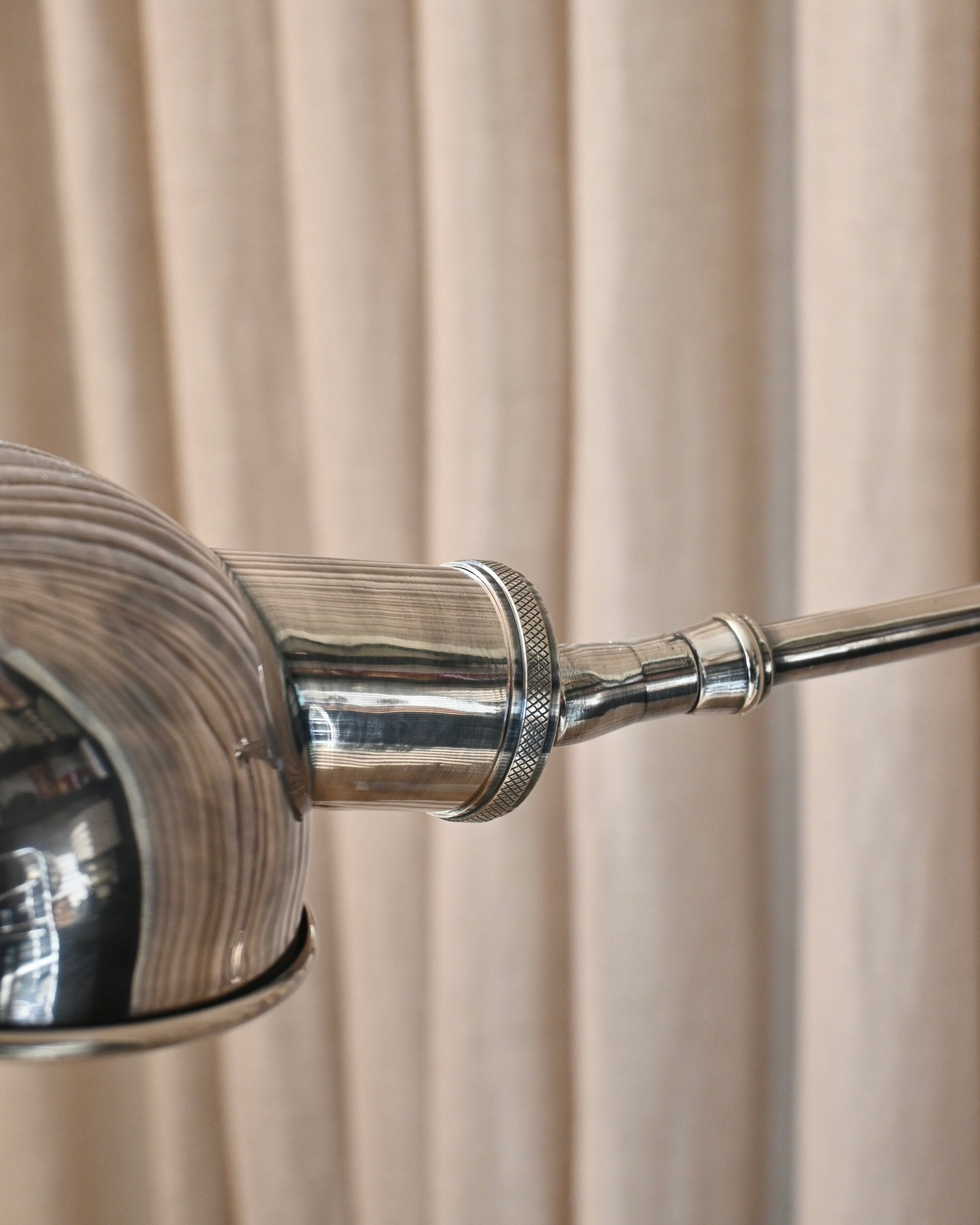 Lámpara de pie en latón con acabado pata vieja