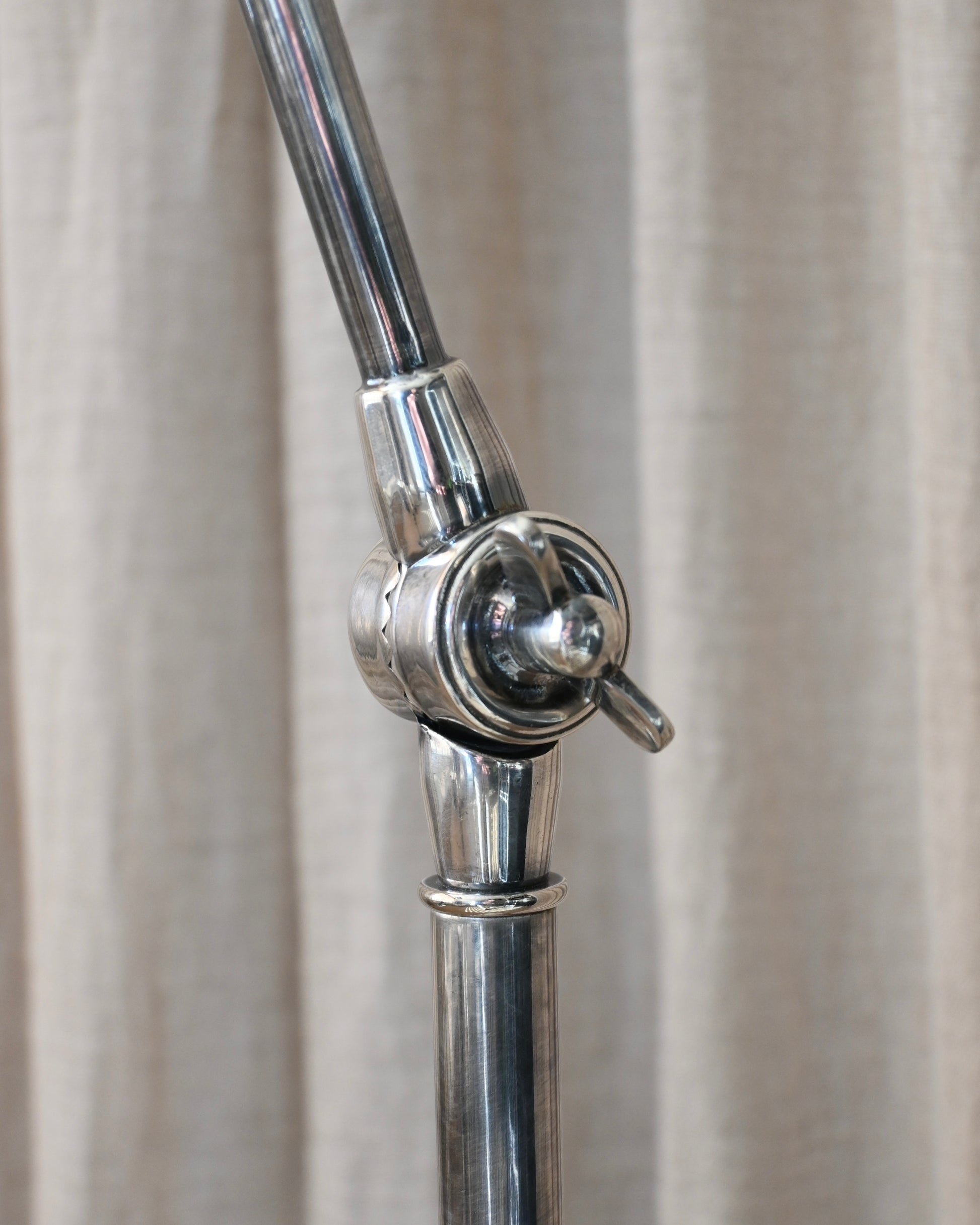 Lámpara de pie en latón con acabado pata vieja