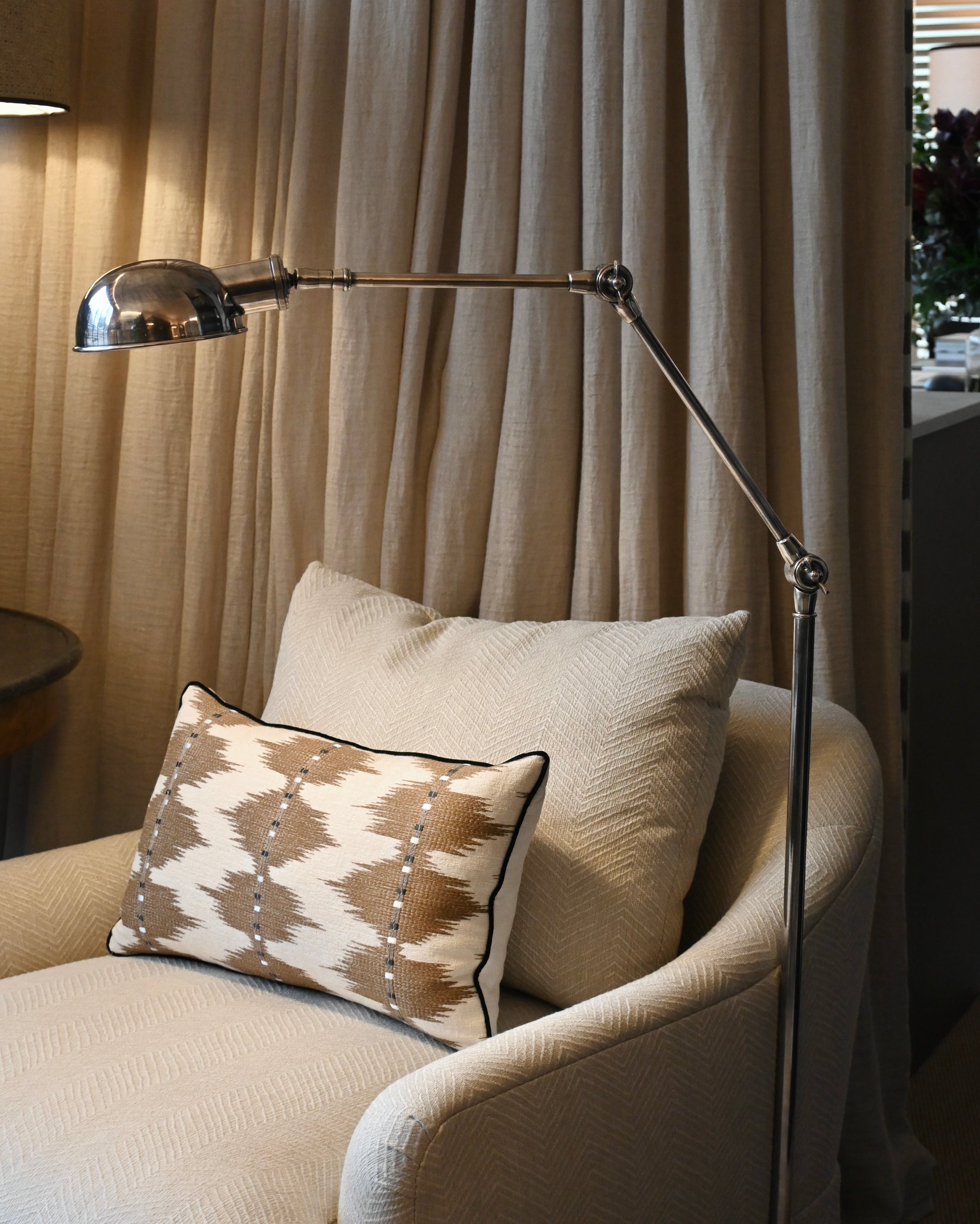 Lámpara de pie en latón con acabado pata vieja