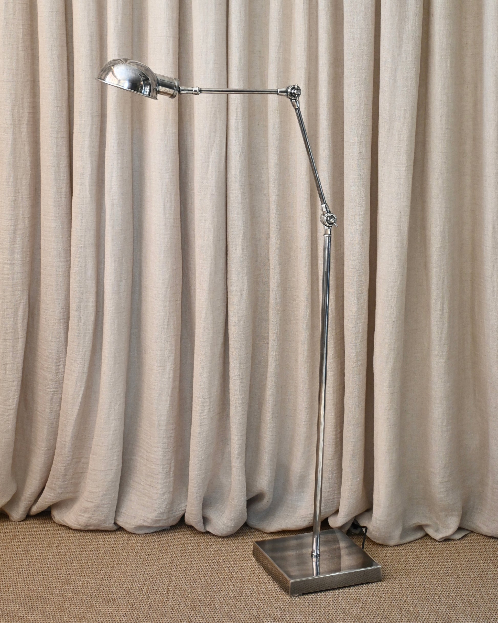 Lámpara de pie en latón con acabado pata vieja