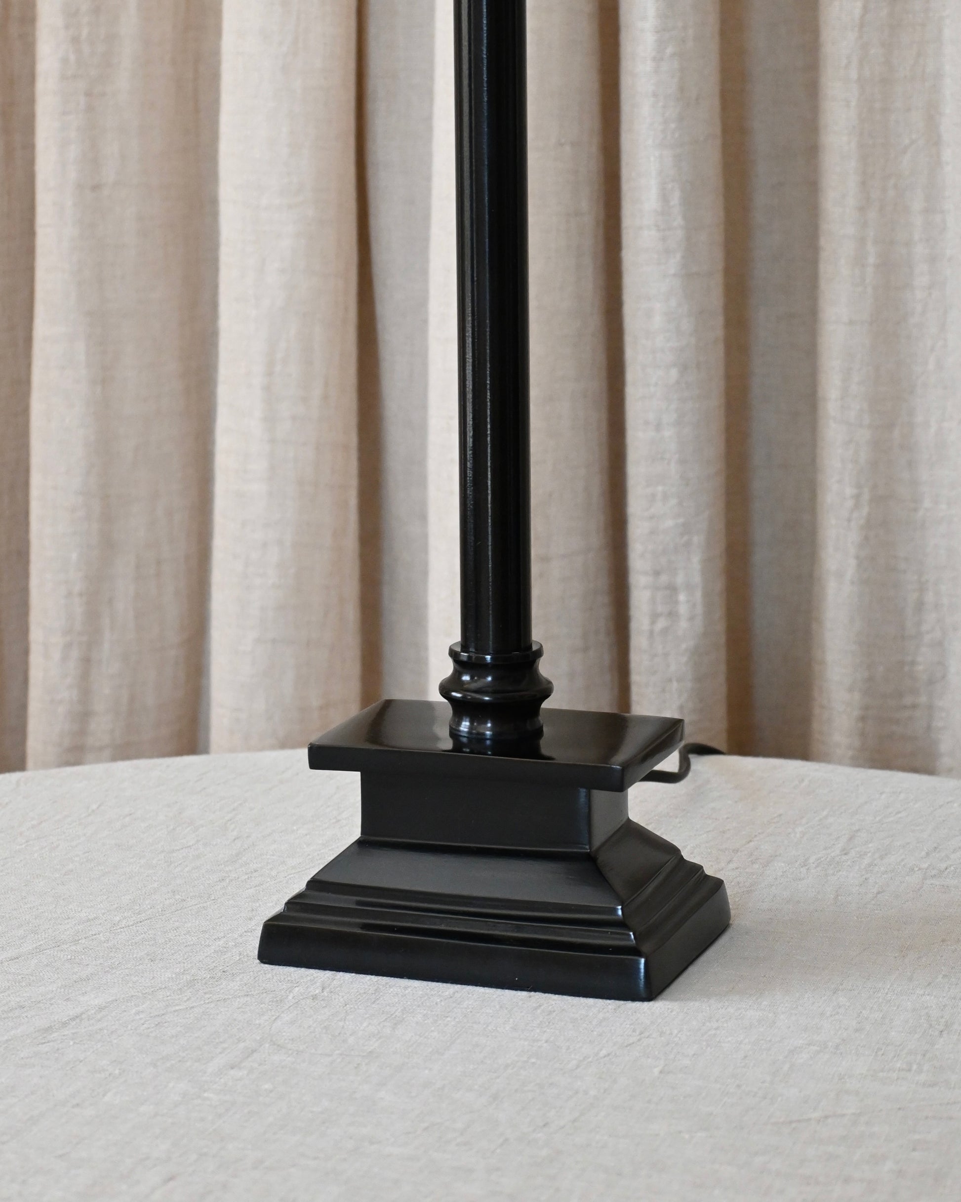 Lámpara de sobremesa en latón oscuro I