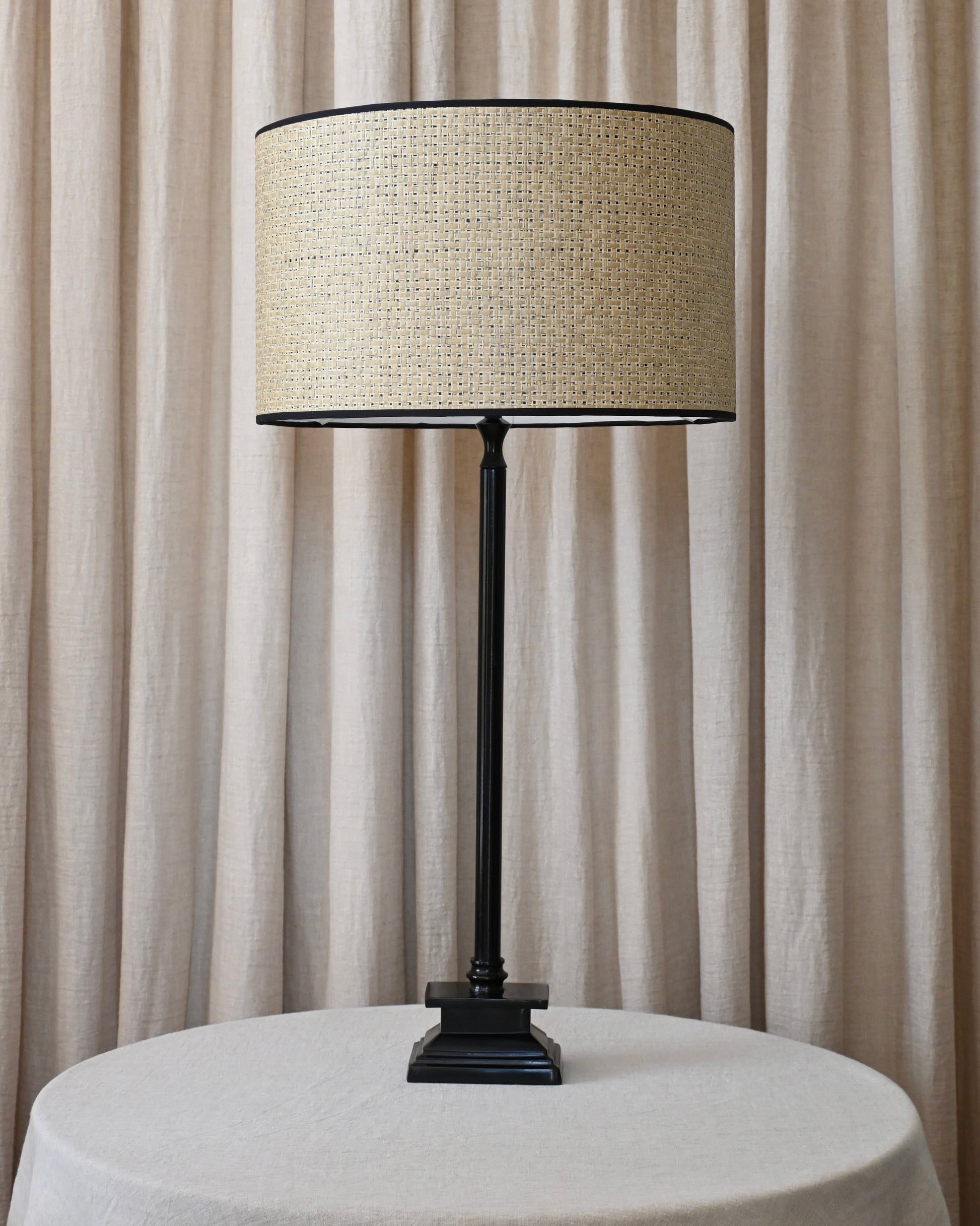 Lámpara de sobremesa en latón oscuro I