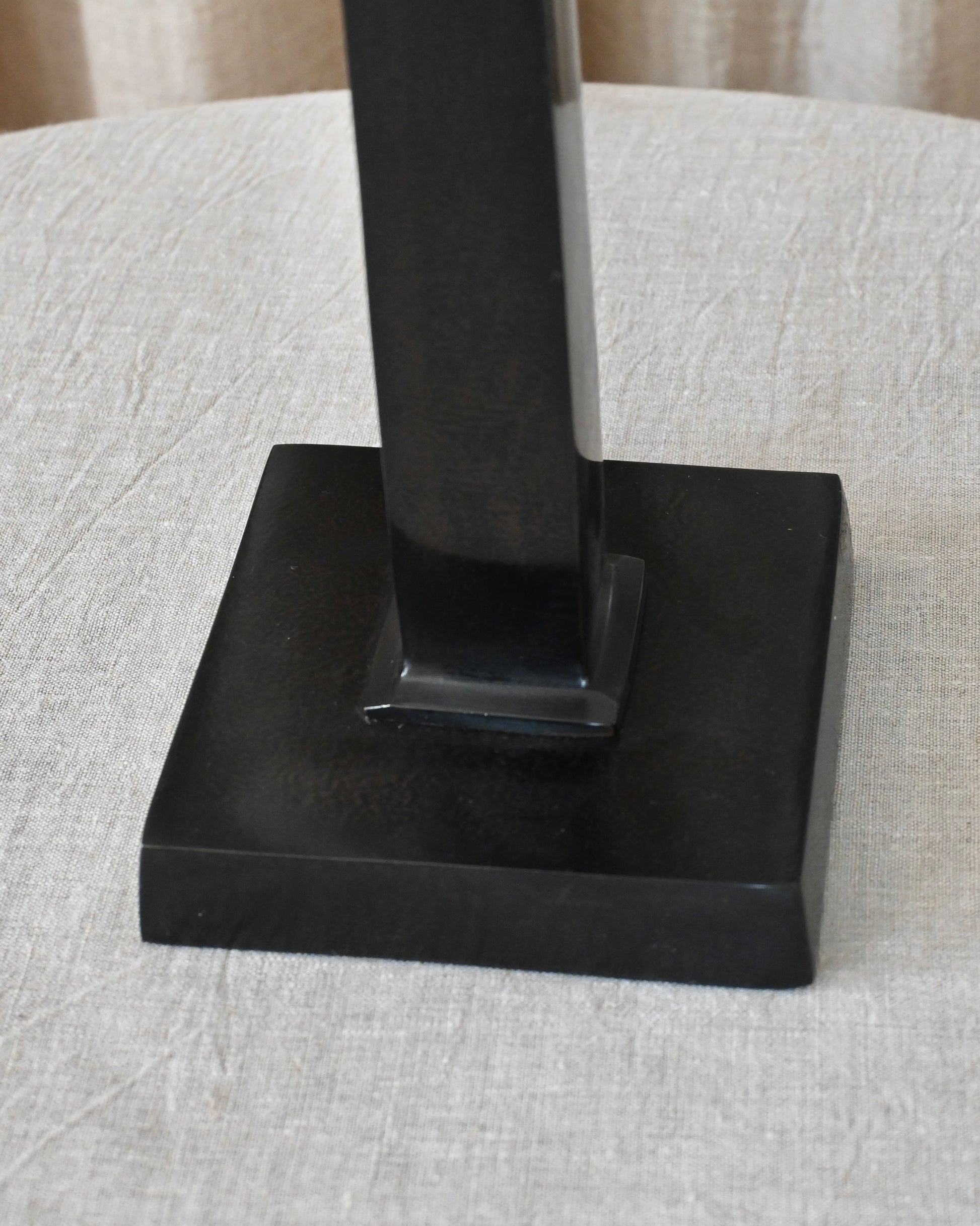 Lámpara de sobremesa obelisco en negro