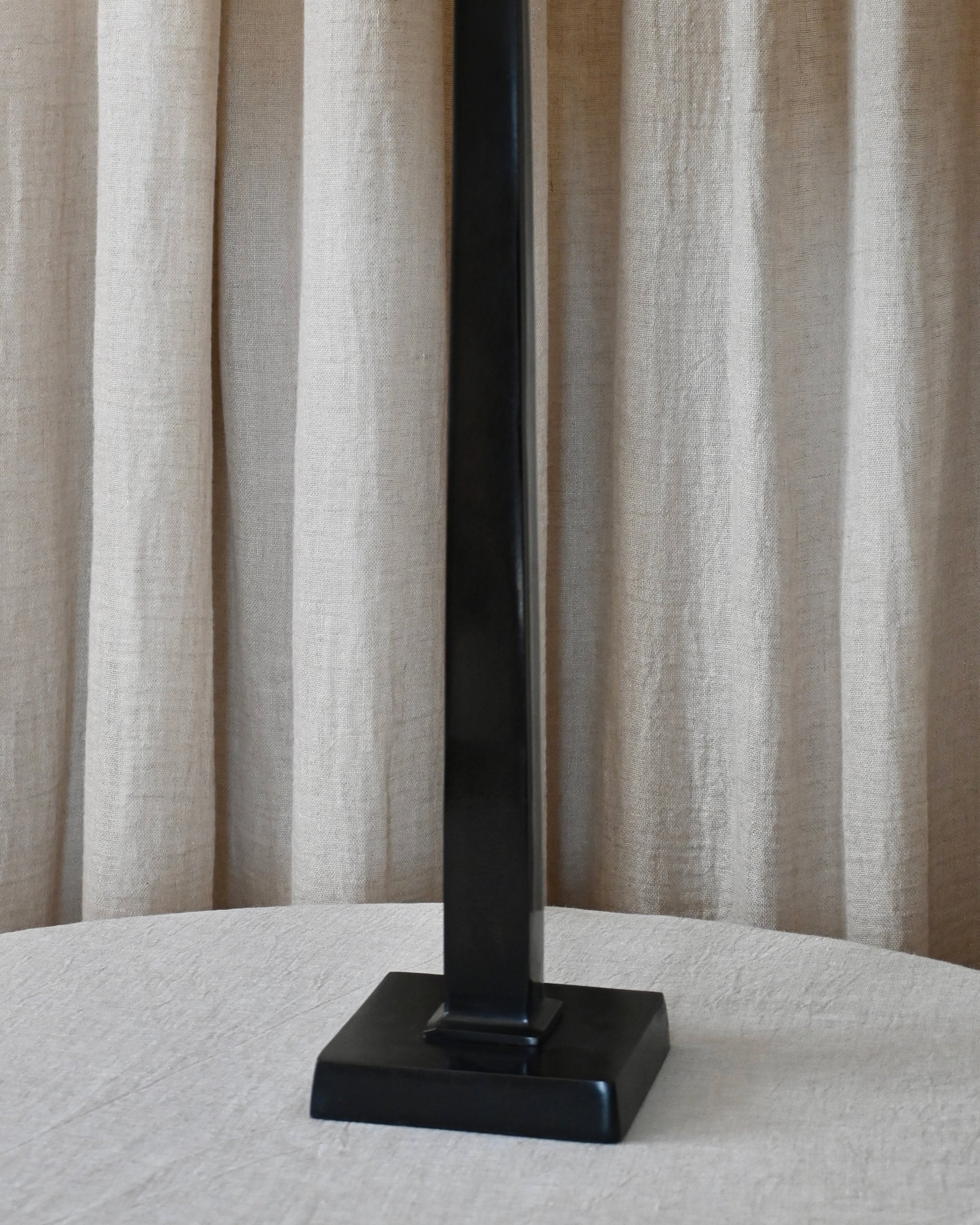 Lámpara de sobremesa obelisco en negro
