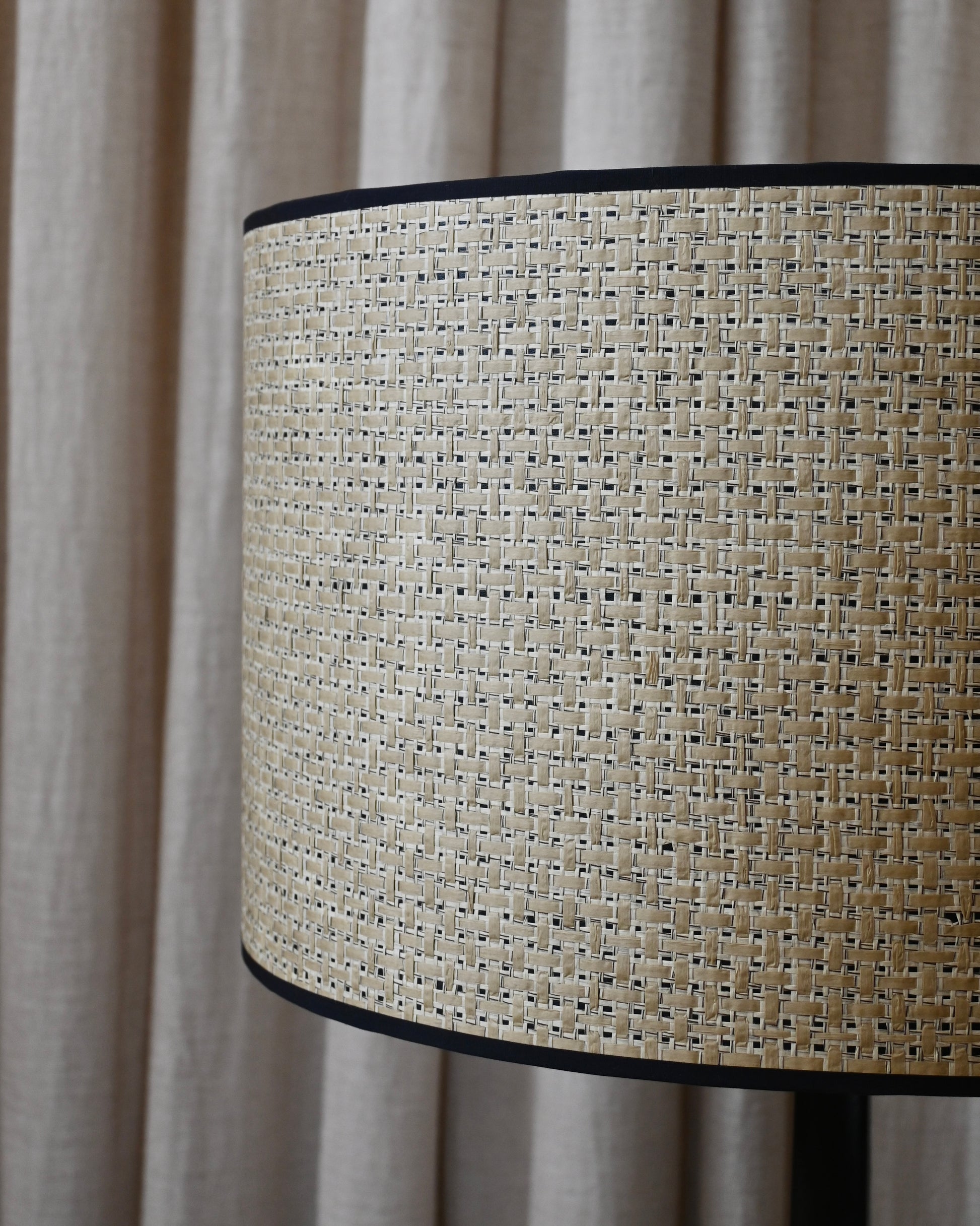 Lámpara de sobremesa obelisco en negro