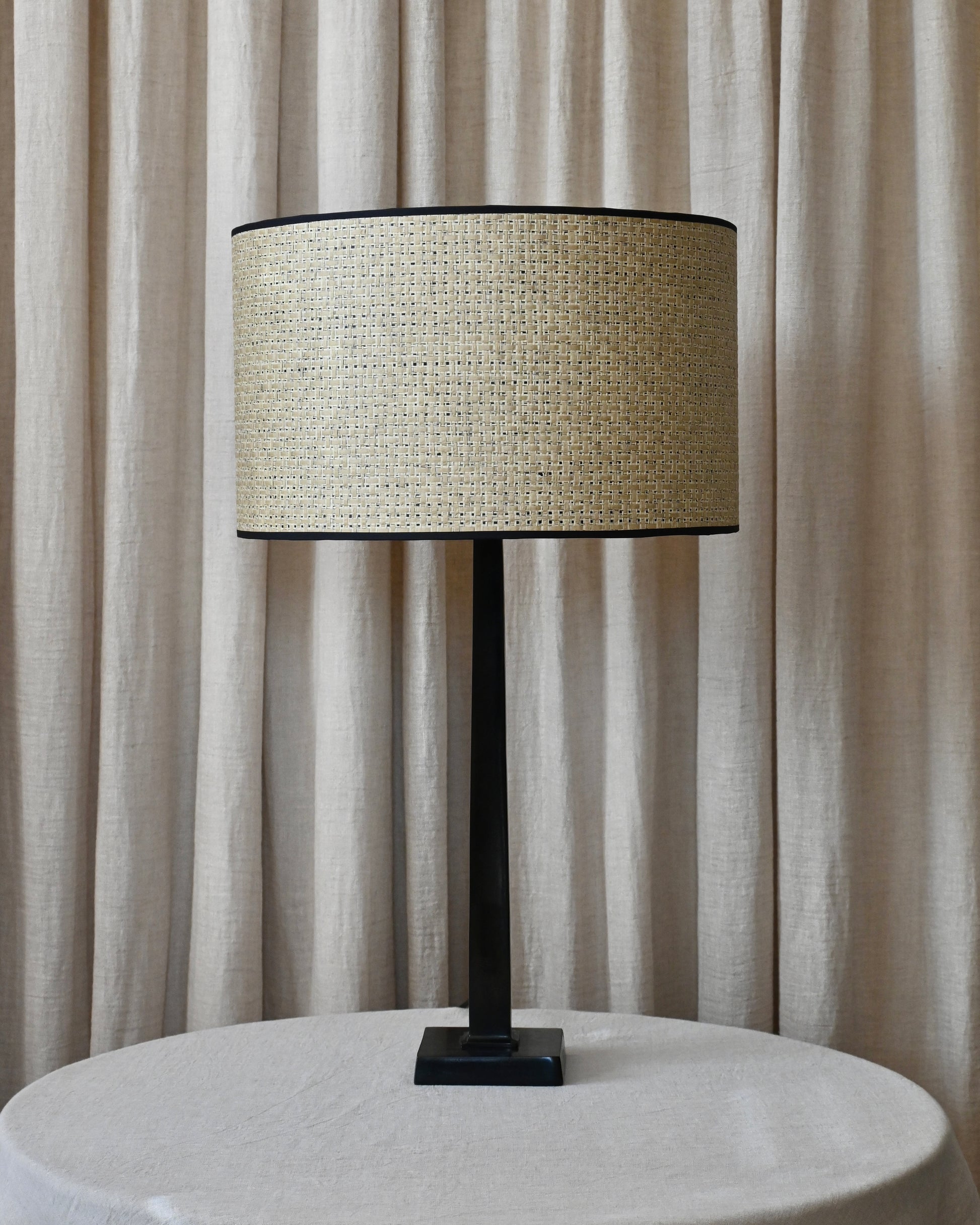 Lámpara de sobremesa obelisco en negro