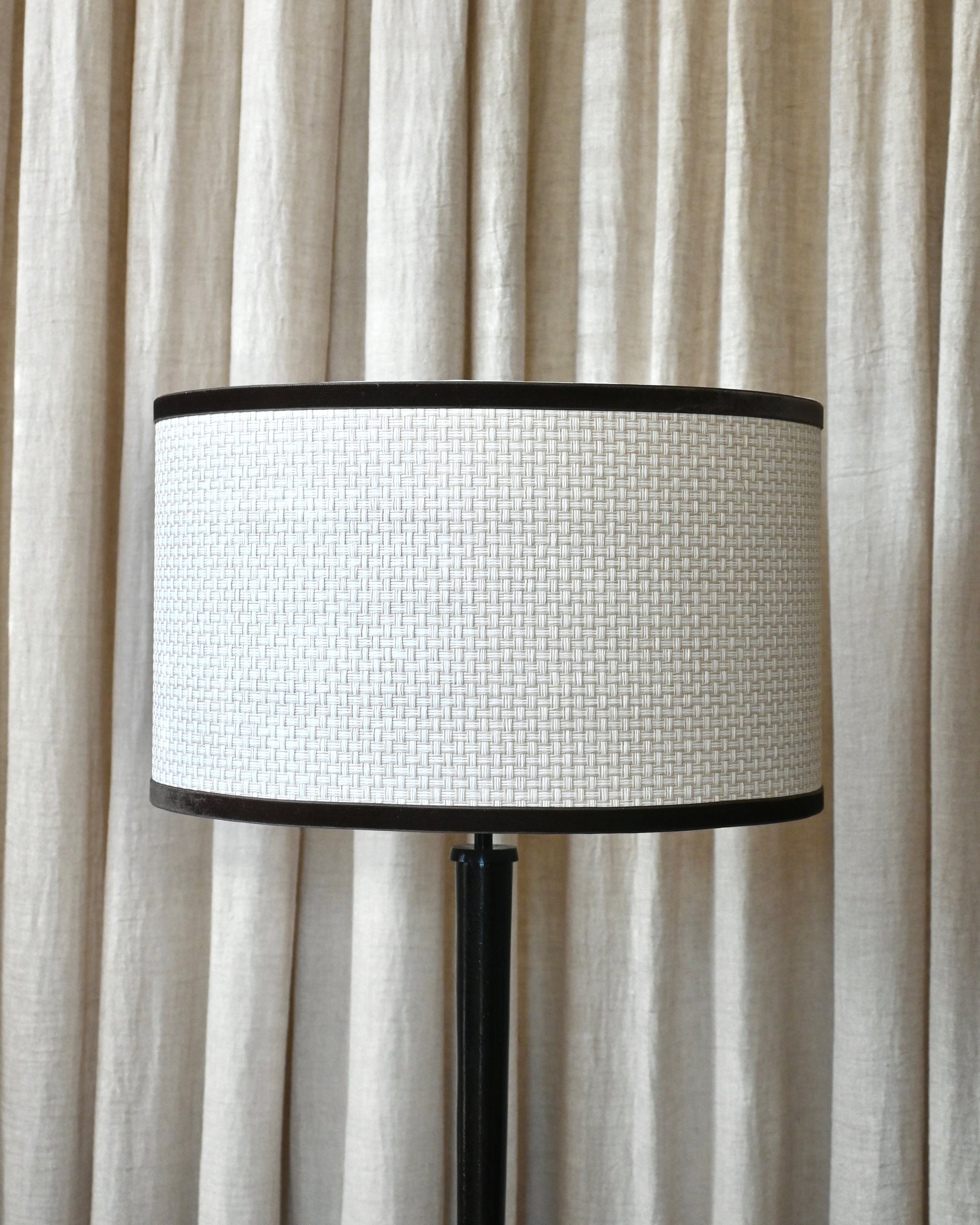 Lámpara de sobremesa cilindrica en negro