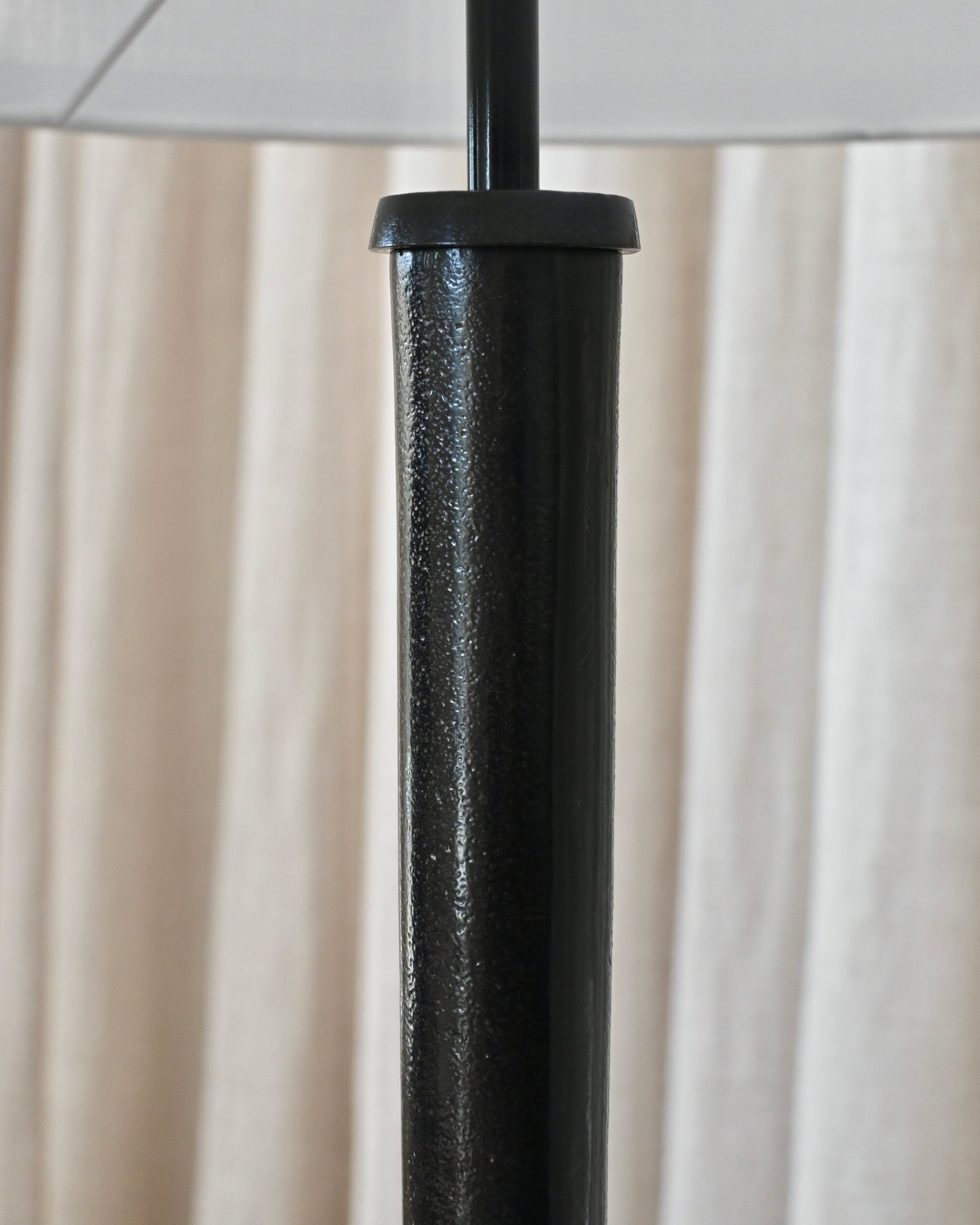 Lámpara de sobremesa cilindrica en negro