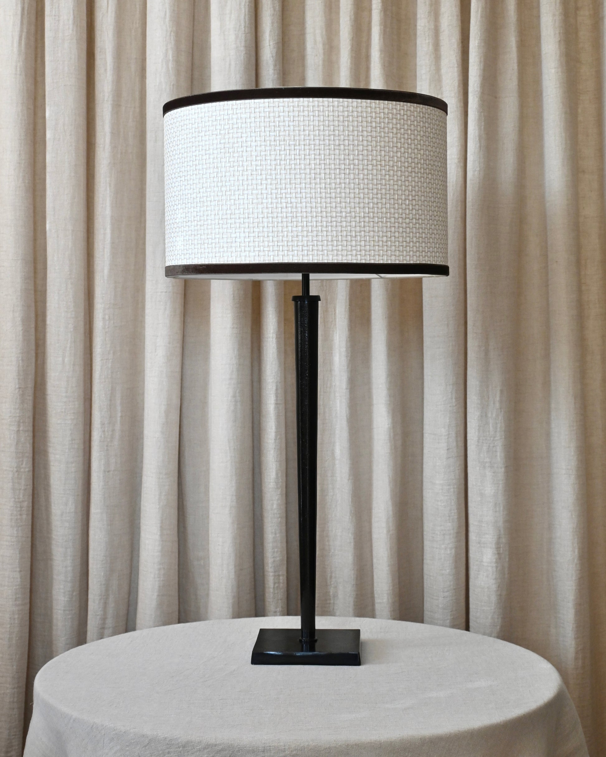 Lámpara de sobremesa cilindrica en negro