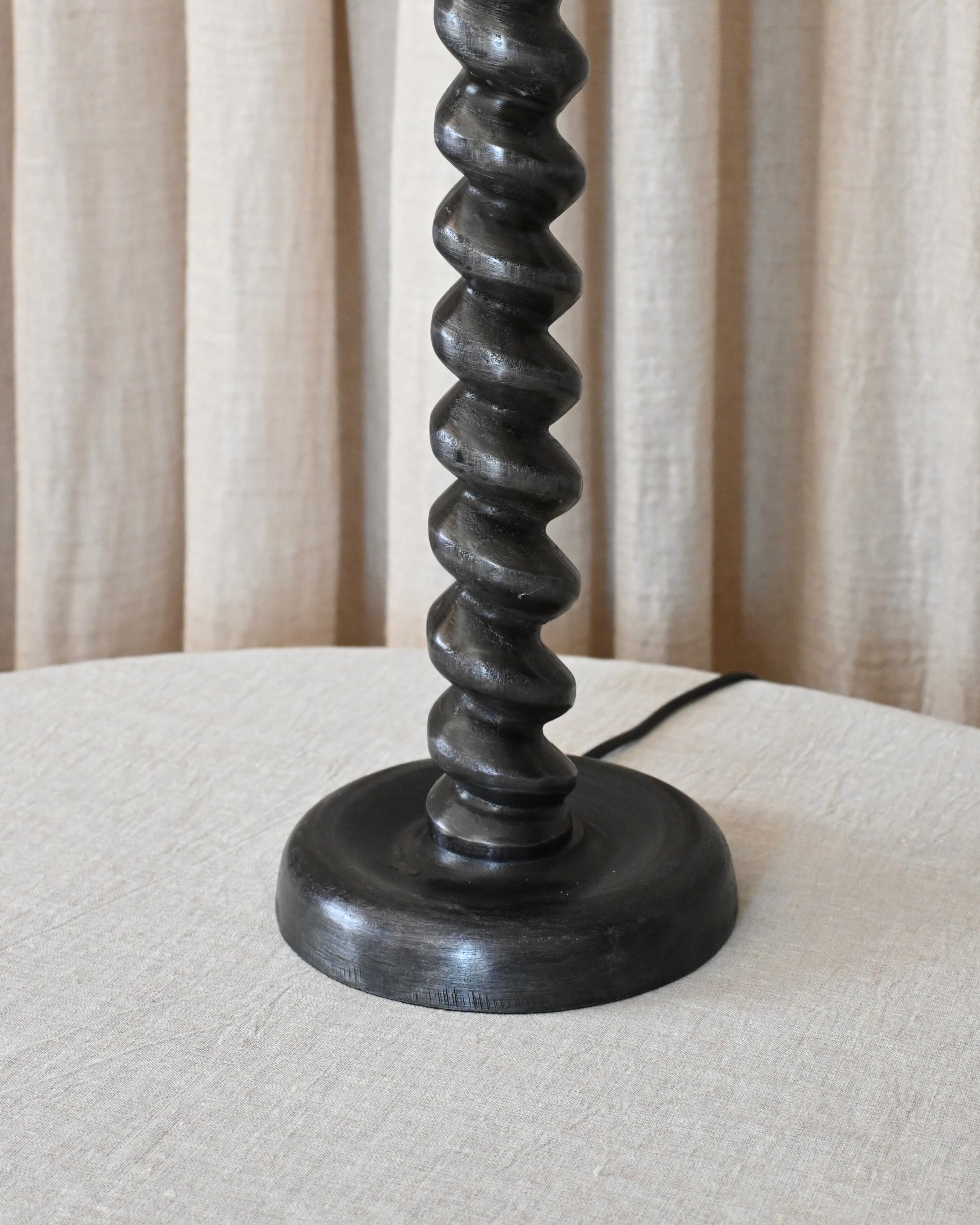 Lámpara de sobremesa salomonica en hierro negro