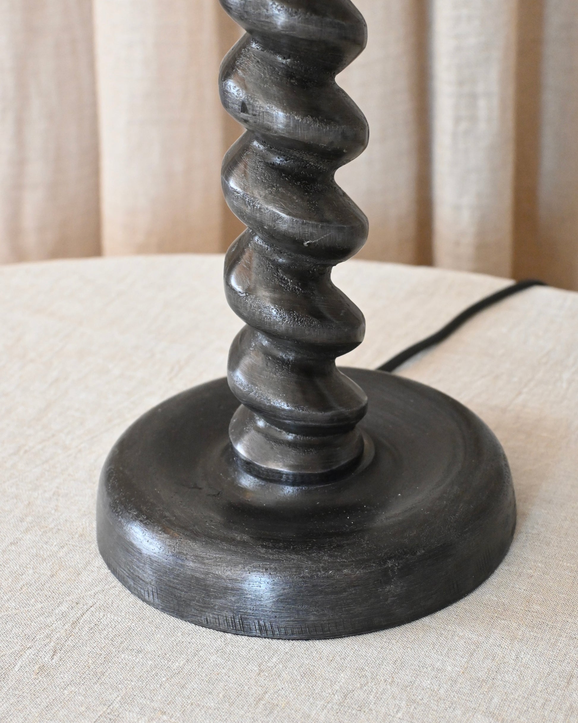 Lámpara de sobremesa salomonica en hierro negro