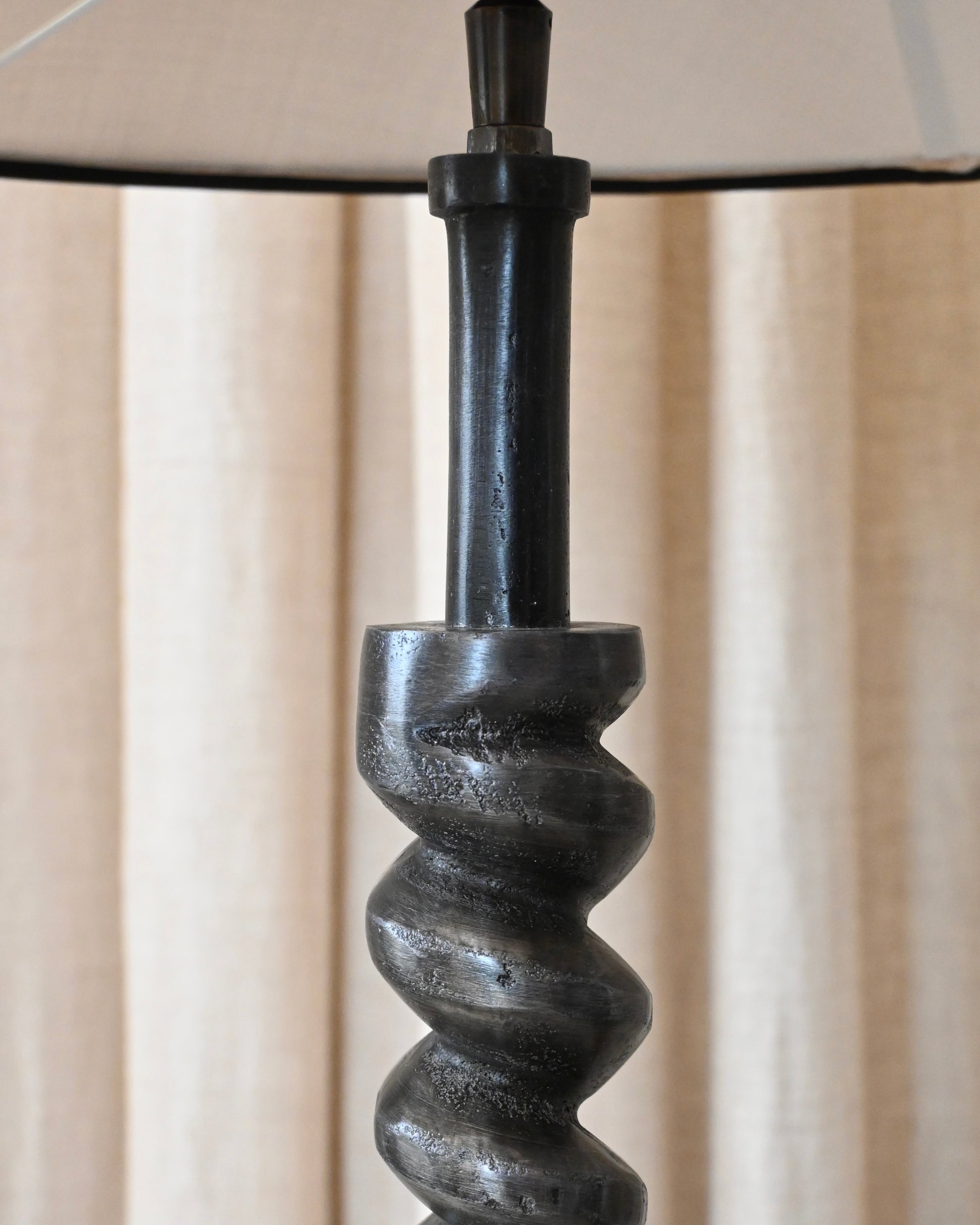 Lámpara de sobremesa salomonica en hierro negro