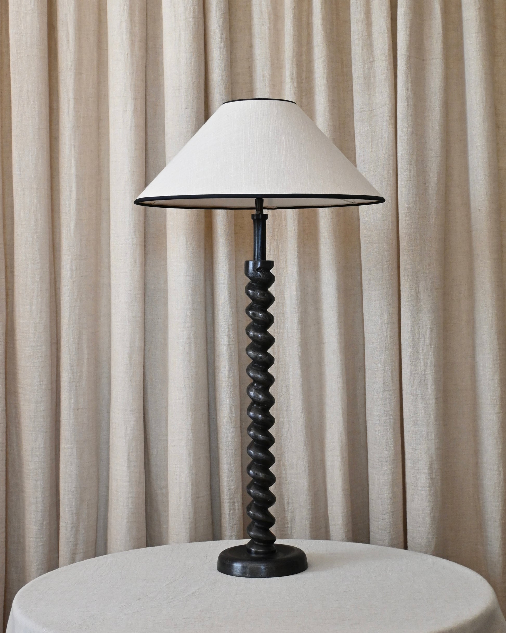 Lámpara de sobremesa salomonica en hierro negro