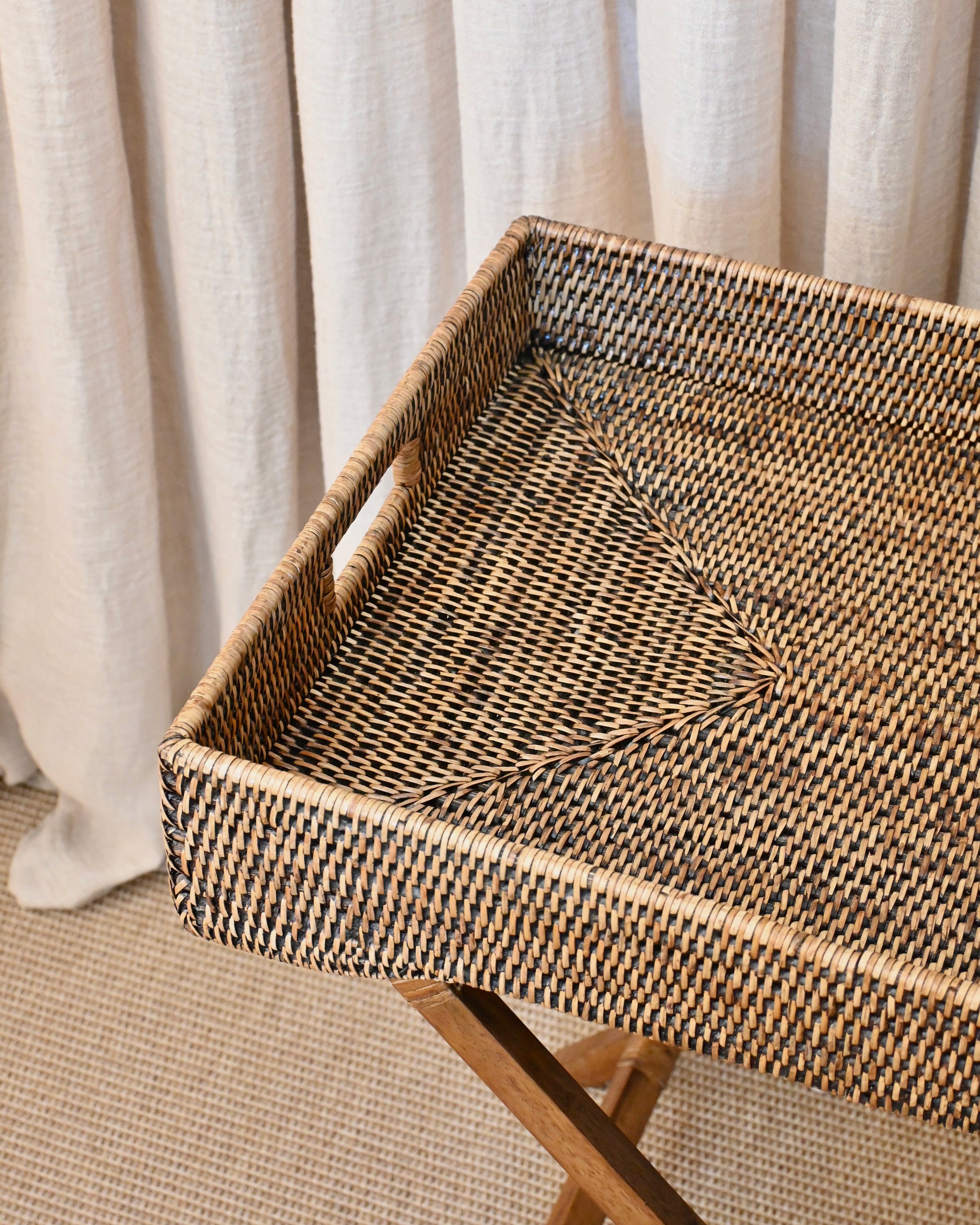 Mesa auxiliar en ratán