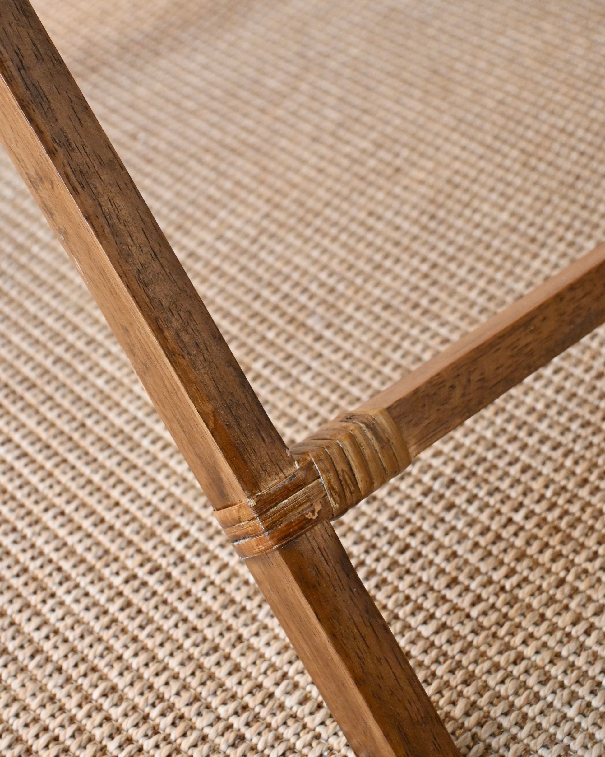 Mesa auxiliar en ratán