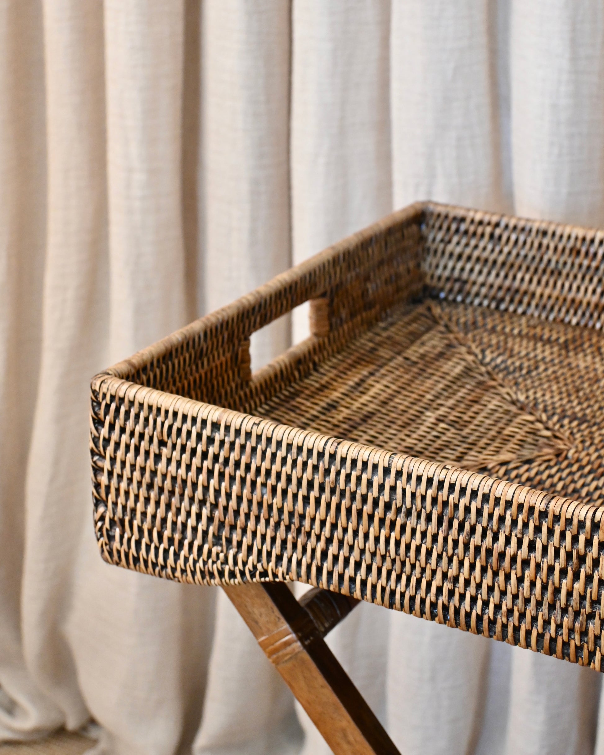 Mesa auxiliar en ratán