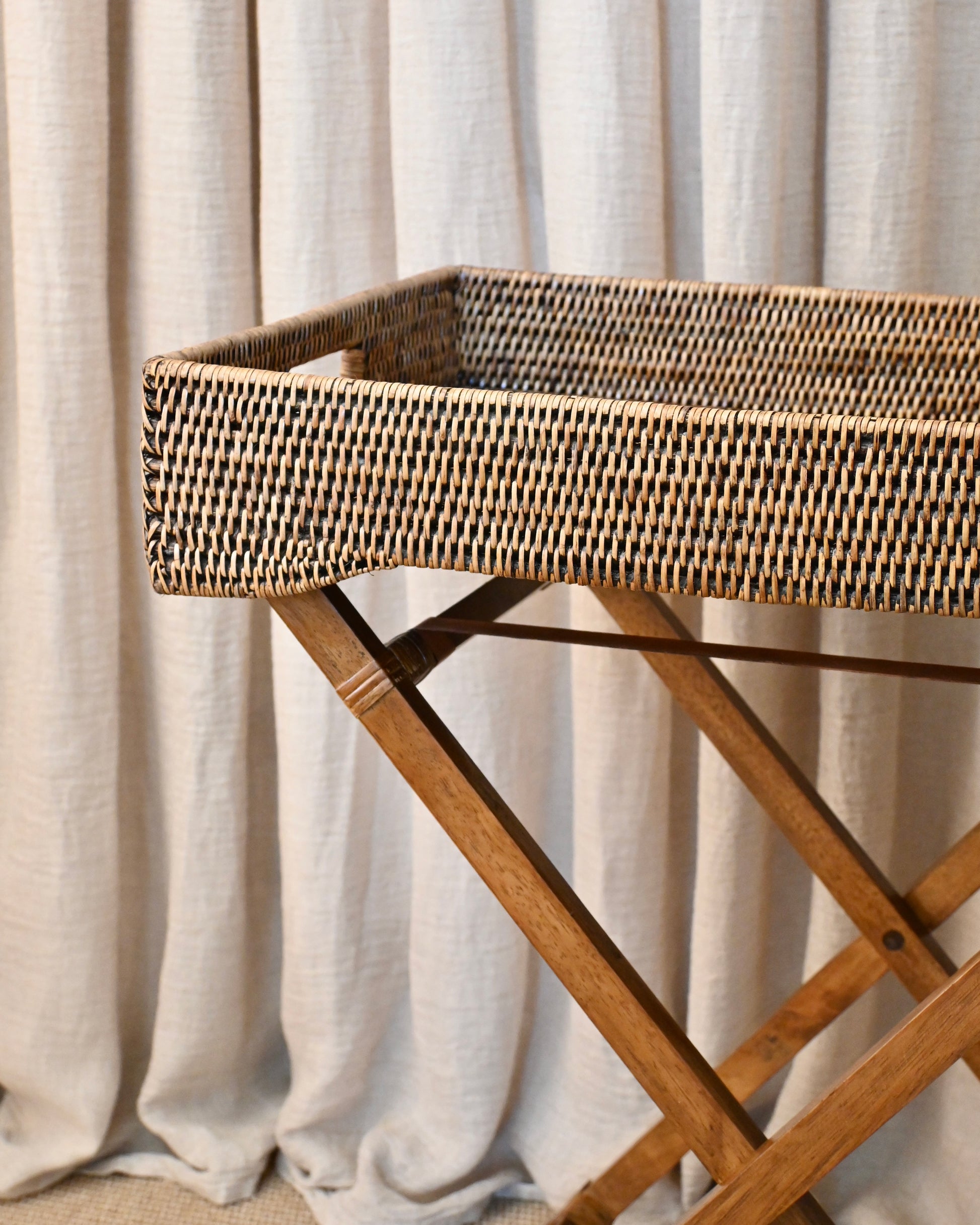 Mesa auxiliar en ratán