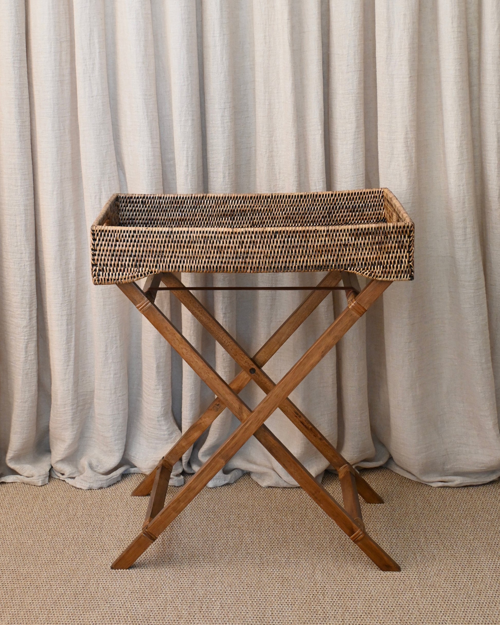 Mesa auxiliar en ratán